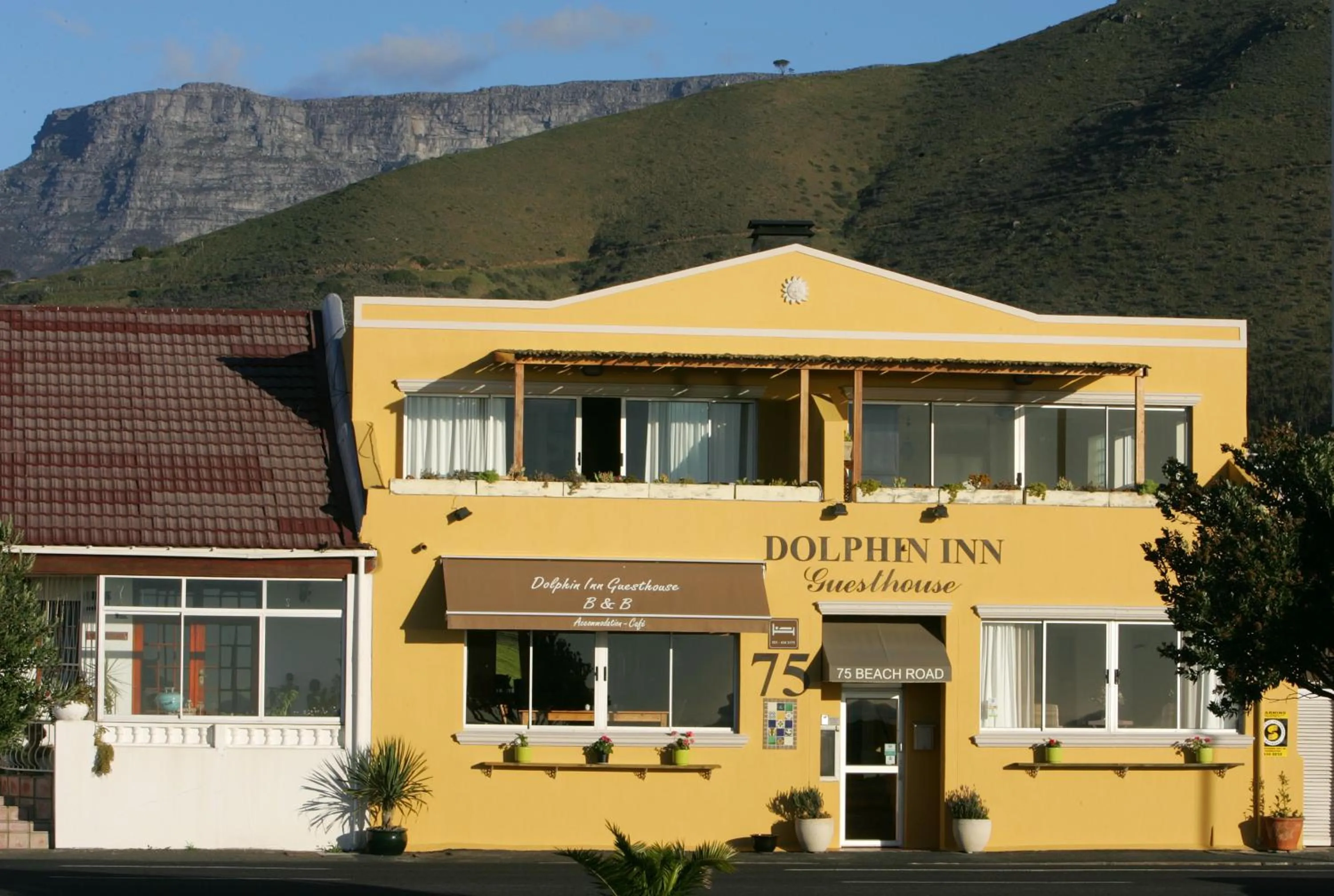 Property building in Dolphin Inn Guesthouse
