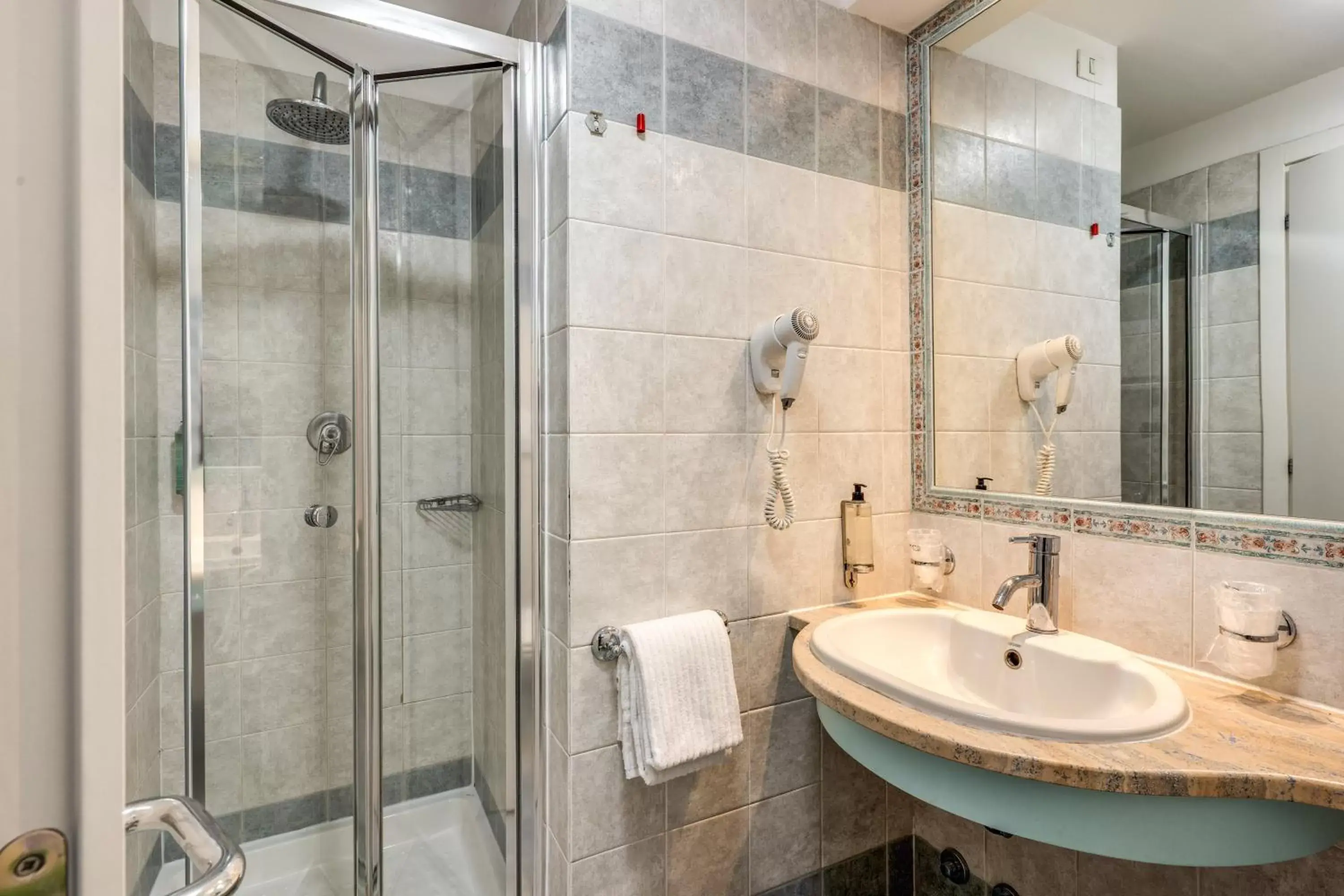 Shower, Bathroom in Hotel Isola Sacra Rome Airport