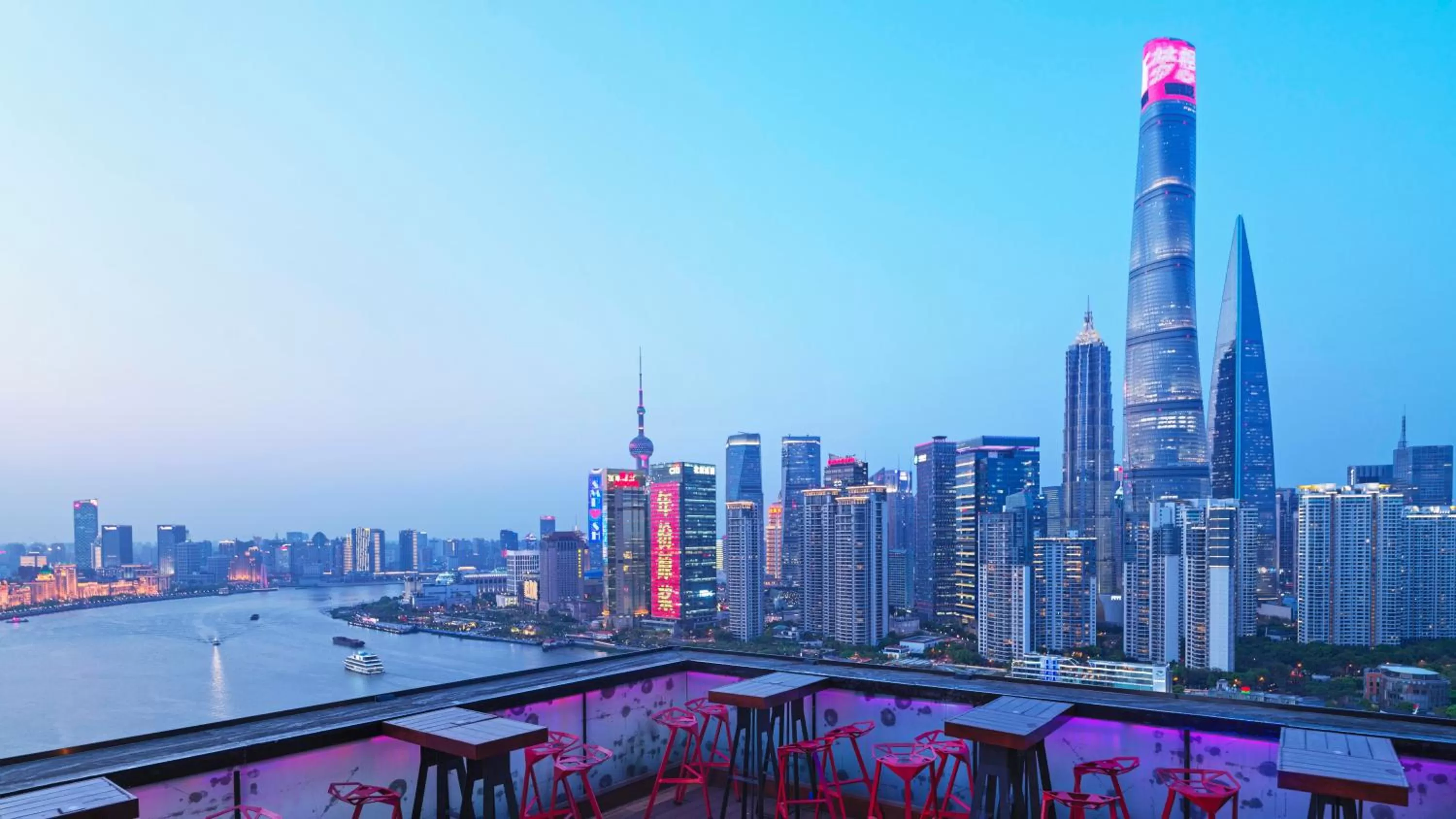Lounge or bar in Hotel Indigo Shanghai On The Bund by IHG