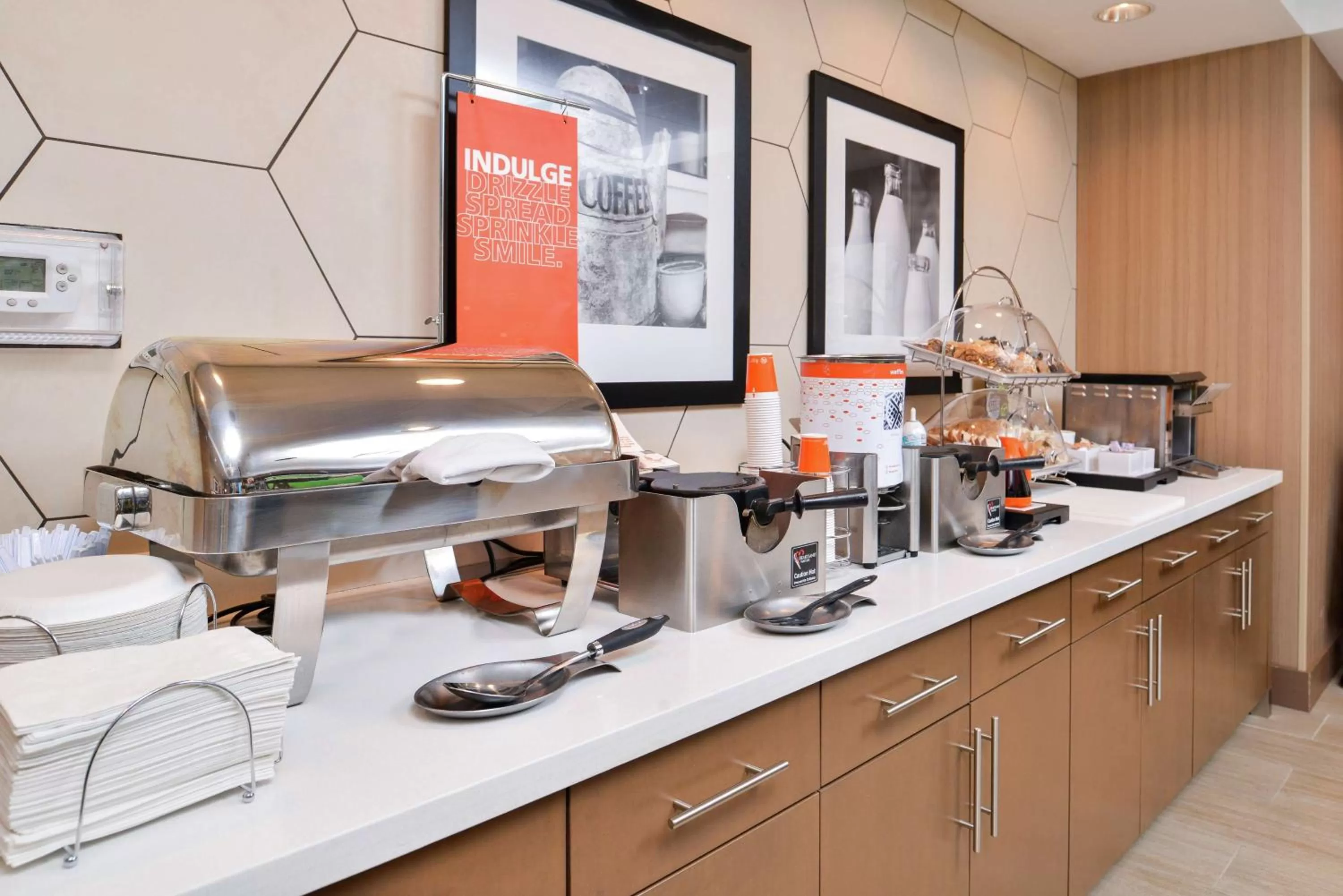 Breakfast in Hampton Inn & Suites Saint Paul Oakdale Woodbury