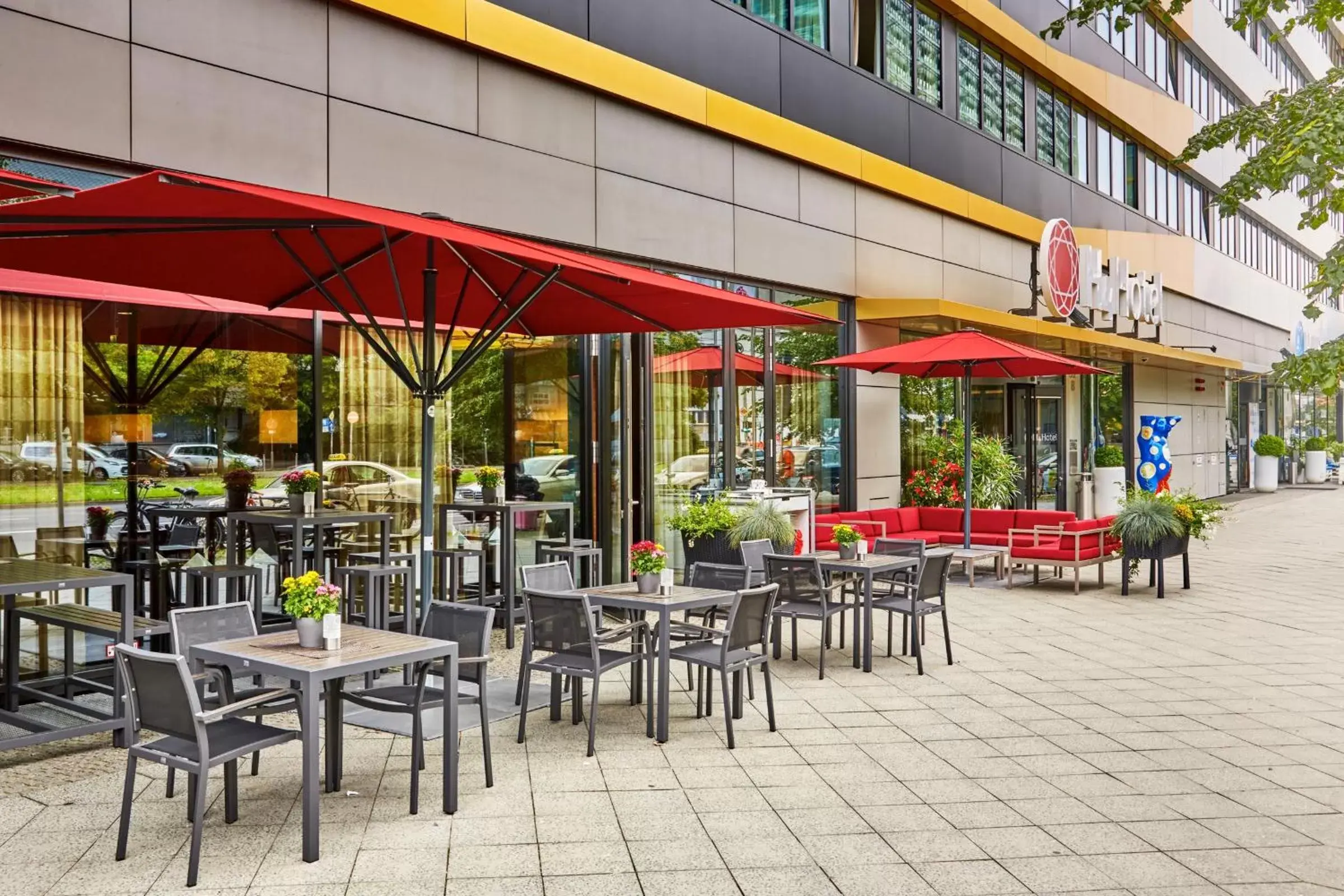 Facade/entrance, Restaurant/Places to Eat in H4 Hotel Berlin Alexanderplatz