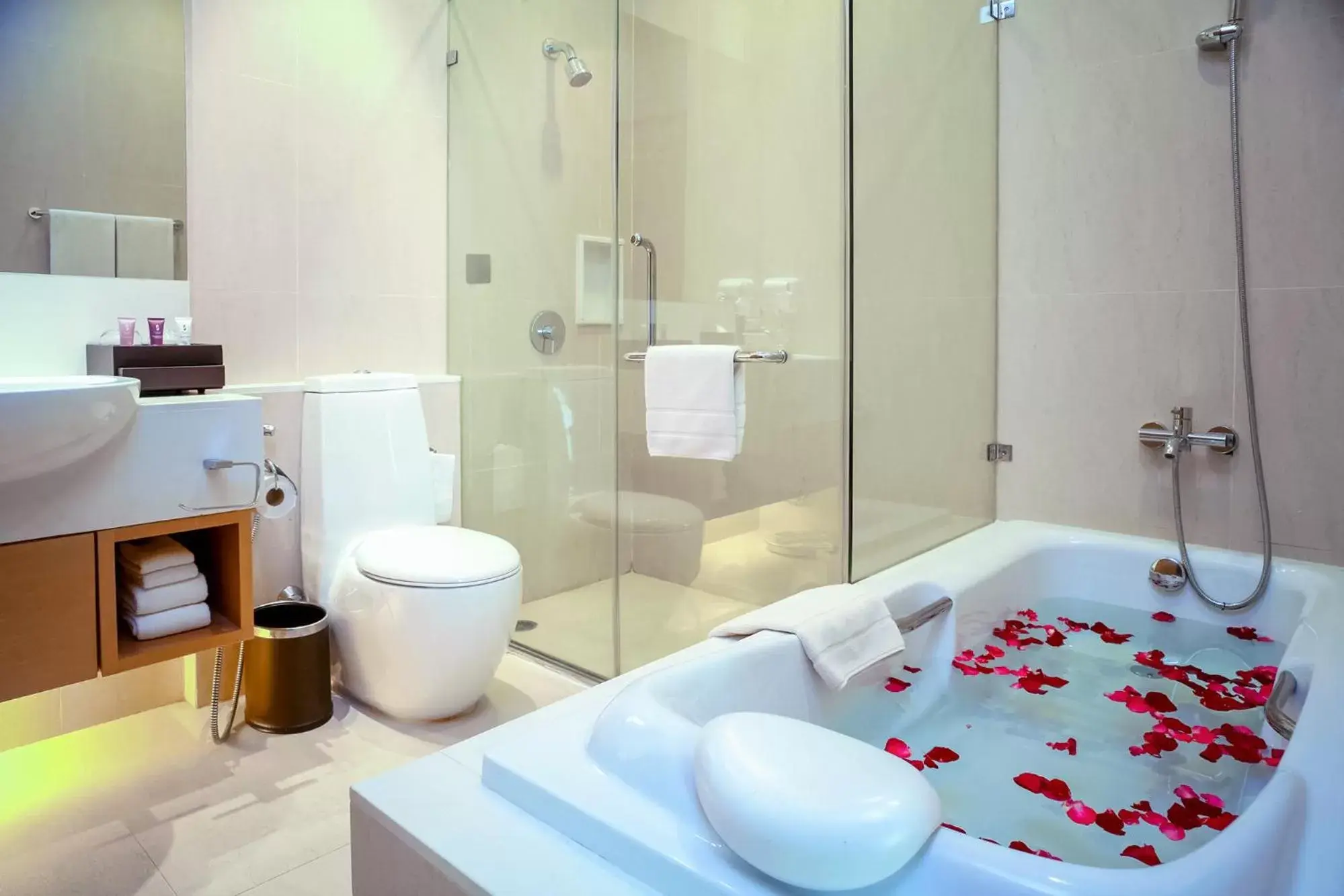 Shower, Bathroom in Sivatel Bangkok Hotel