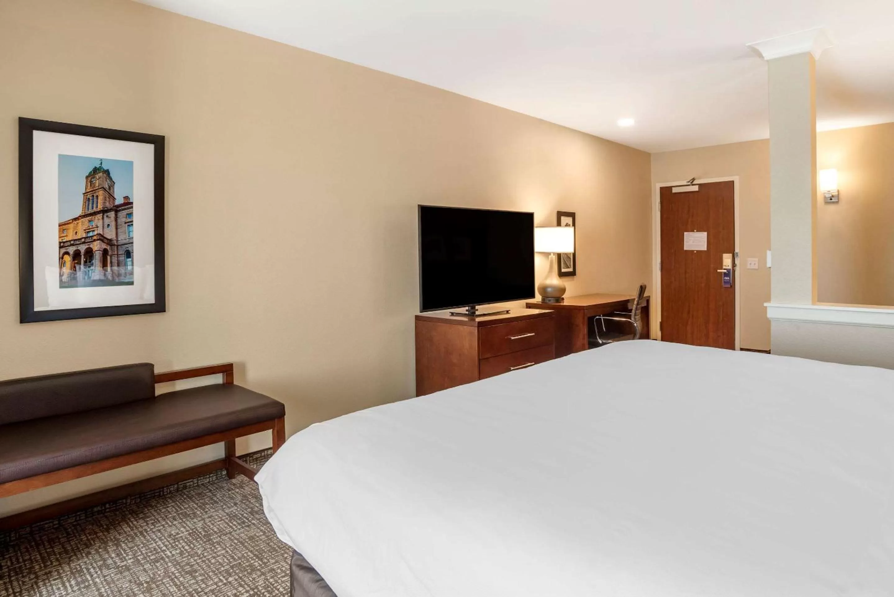 Photo of the whole room, Bed in Comfort Inn & Suites