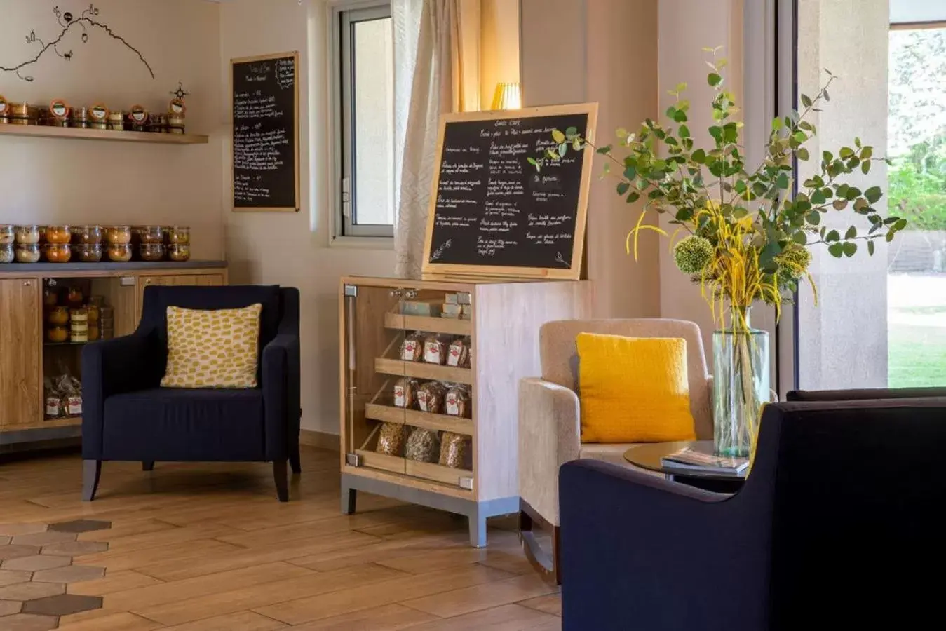 Lobby or reception, Seating Area in BEST WESTERN La Porte des Châteaux