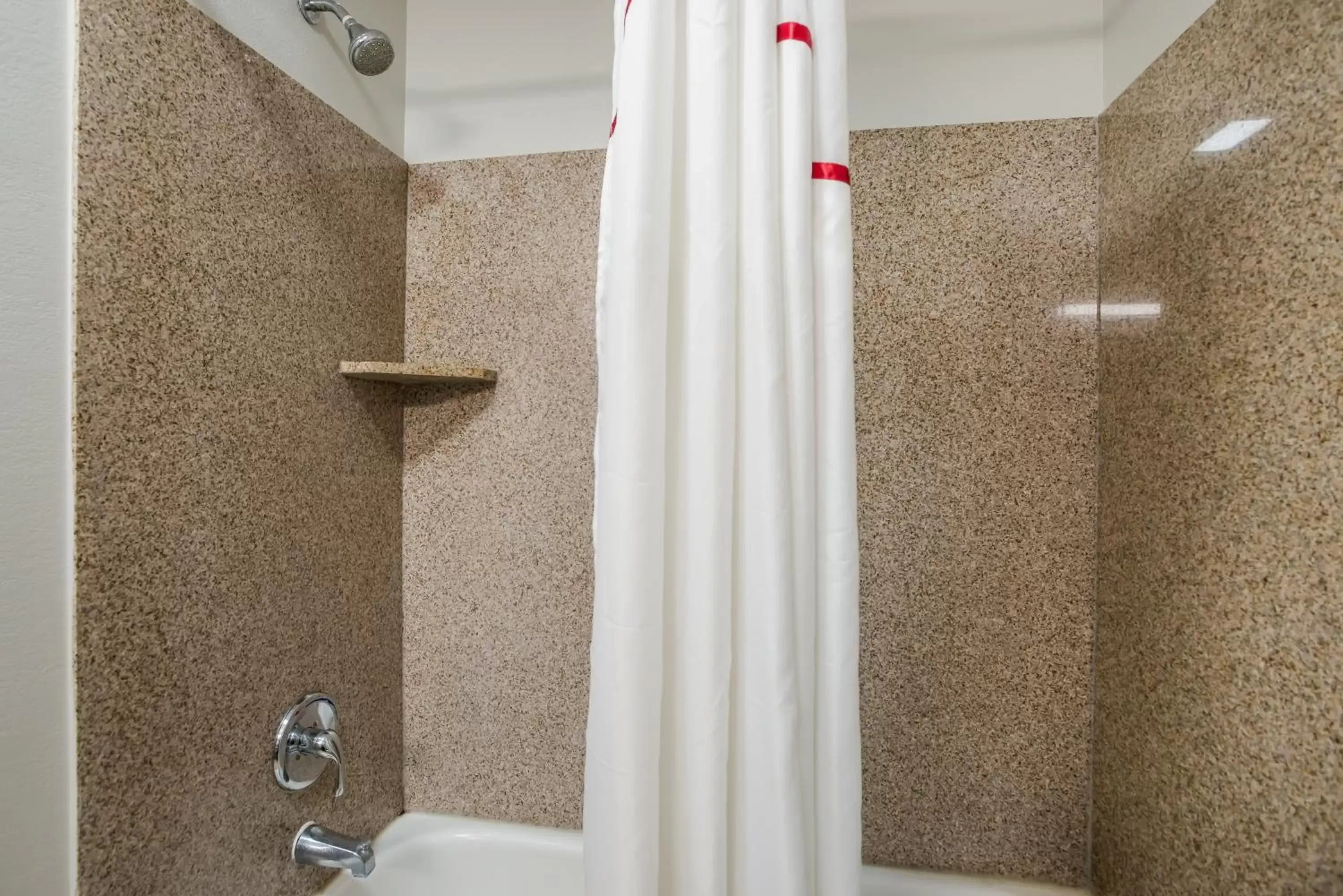 Bathroom in Red Roof Inn & Suites Lake Charles