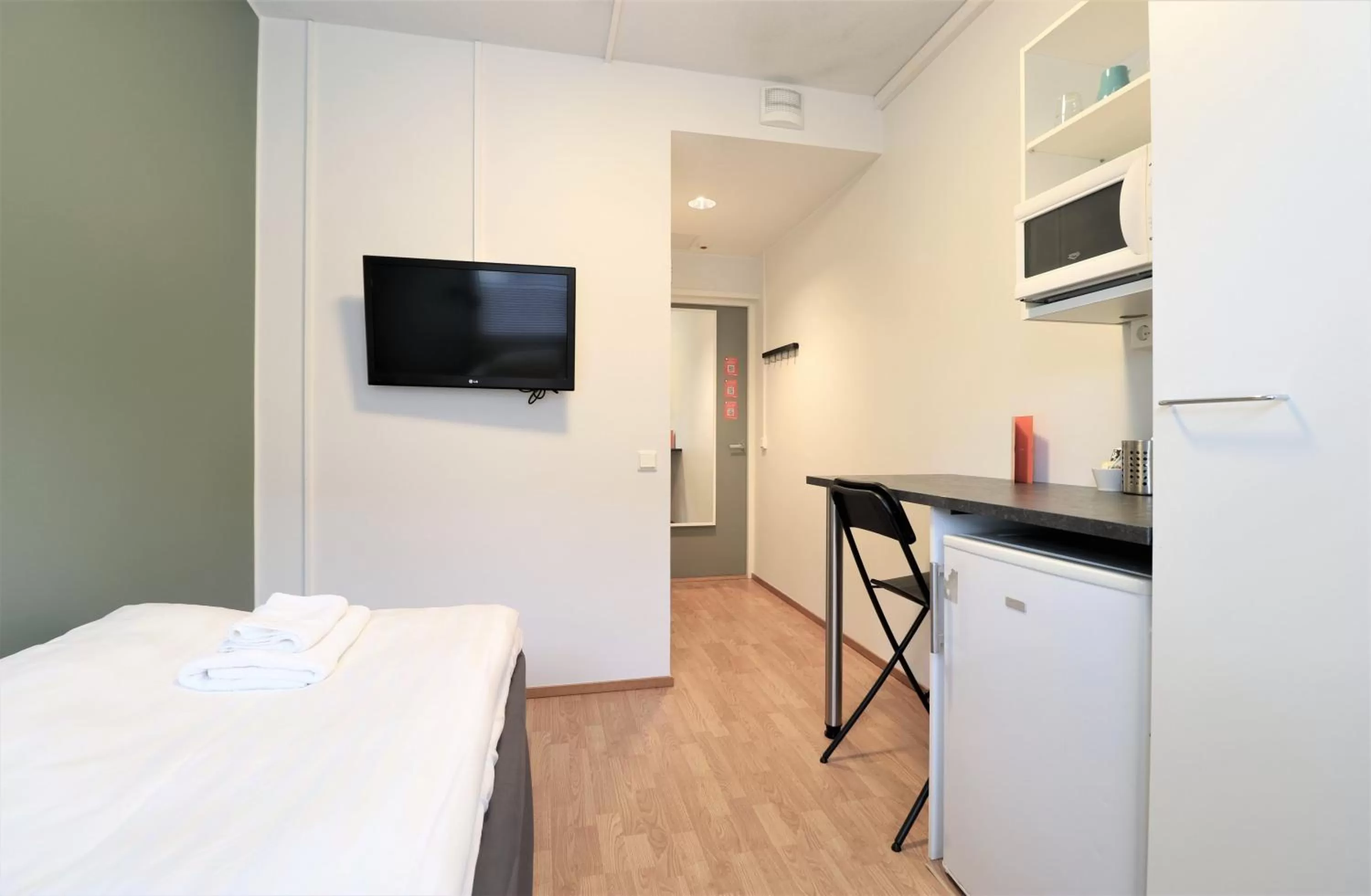 Kitchen or kitchenette, Bed in Forenom Aparthotel Helsinki Herttoniemi