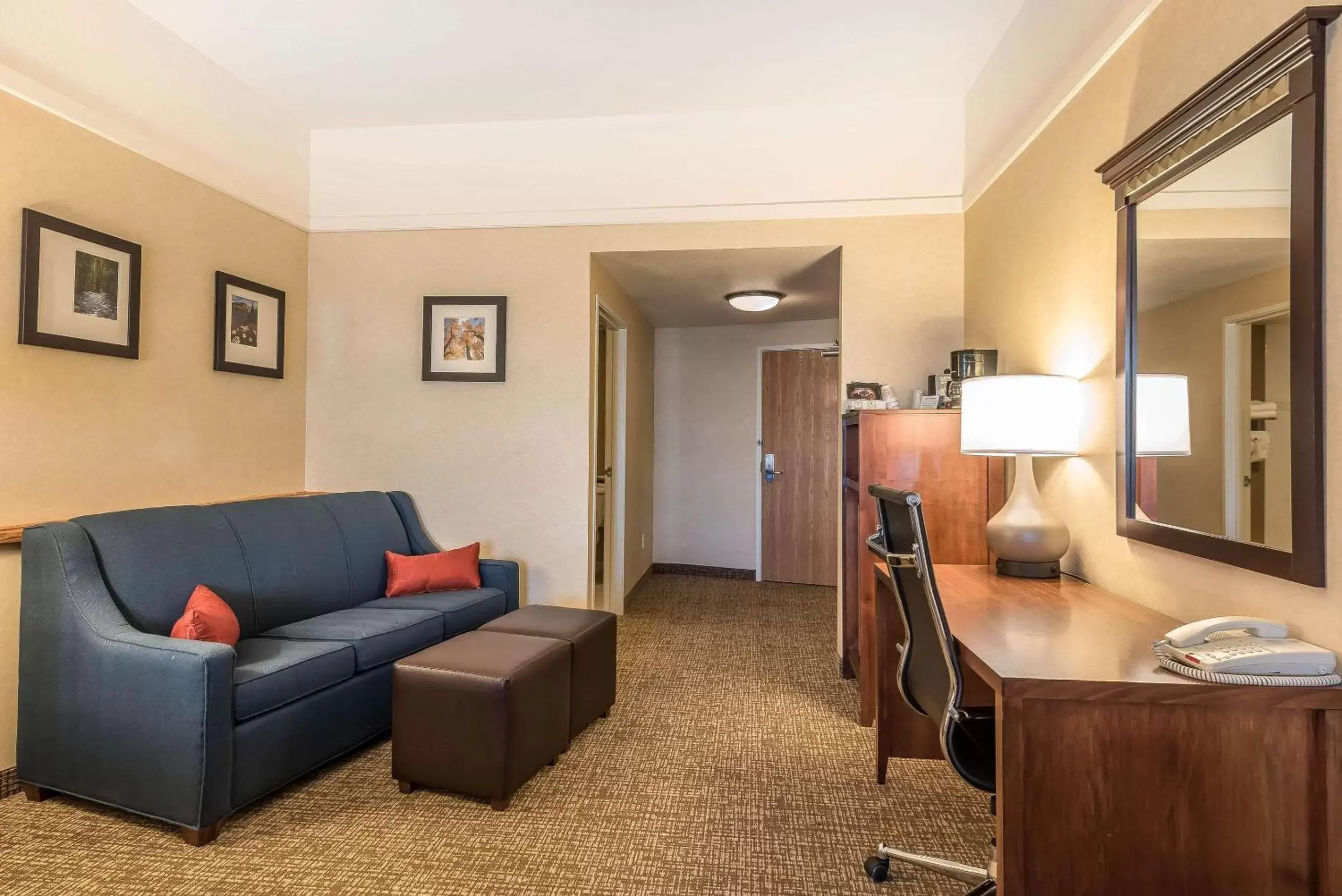 Bedroom, Seating Area in Comfort Suites Longmont