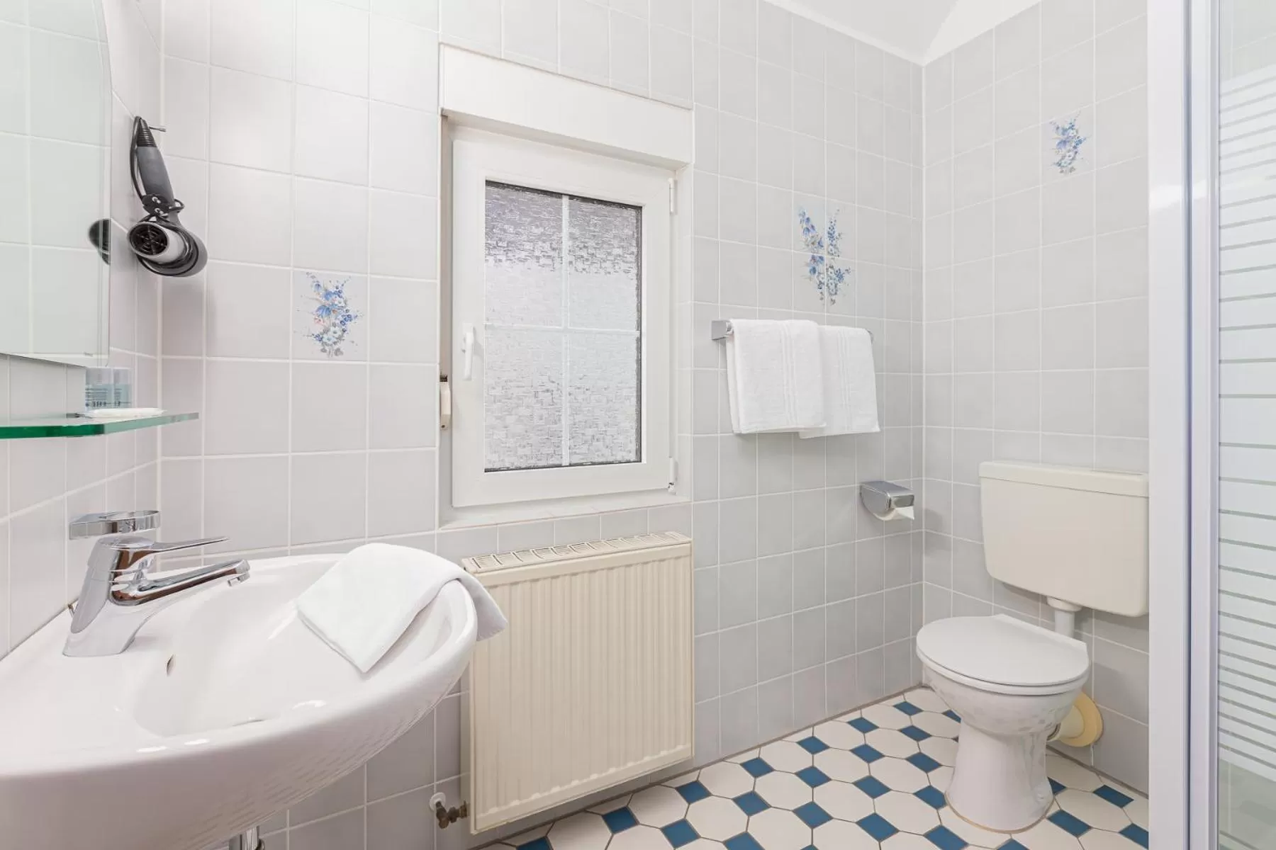 Shower in Hotel Landgasthof Hölzer