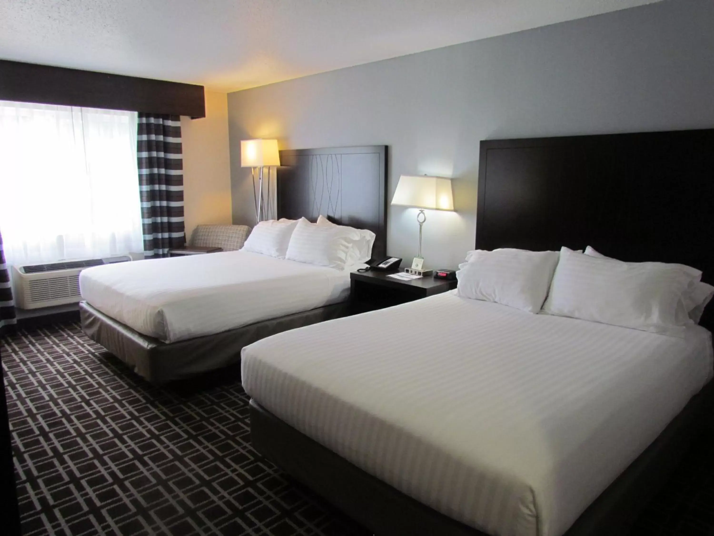 Photo of the whole room, Bed in Holiday Inn Express Le Claire Riverfront-Davenport, an IHG Hotel