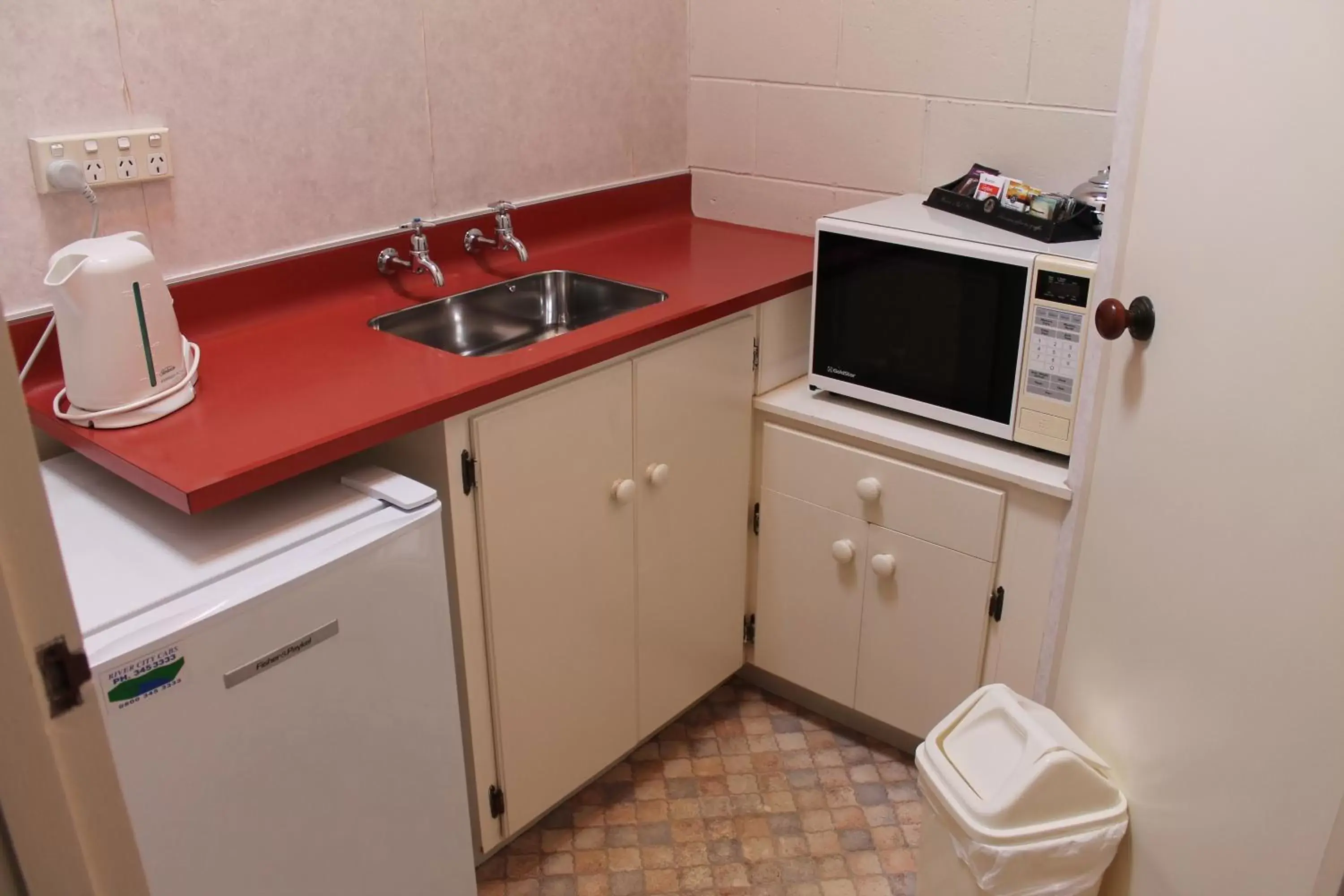 Kitchen or kitchenette in Riverview Motel Kitchen or kitchenette in Riverview Motel
