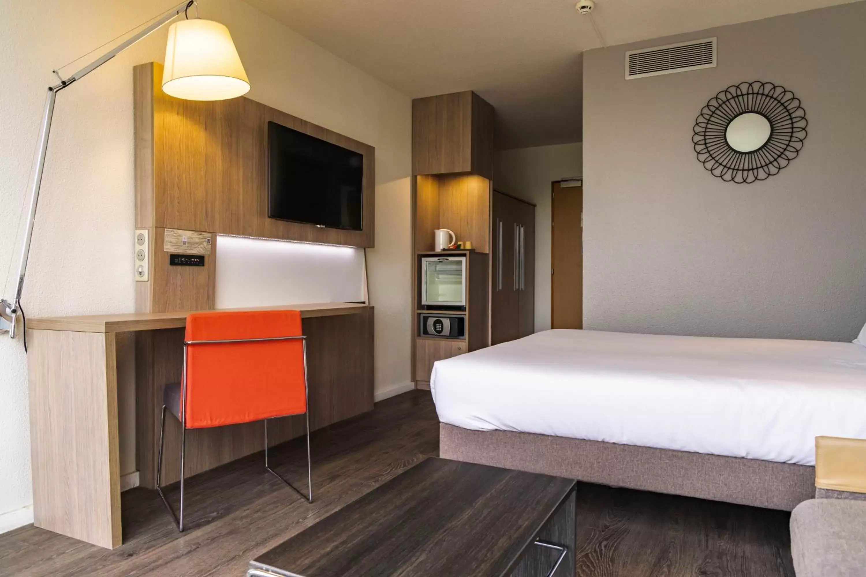 Bedroom, Bed in Novotel Senart Golf De Greenparc