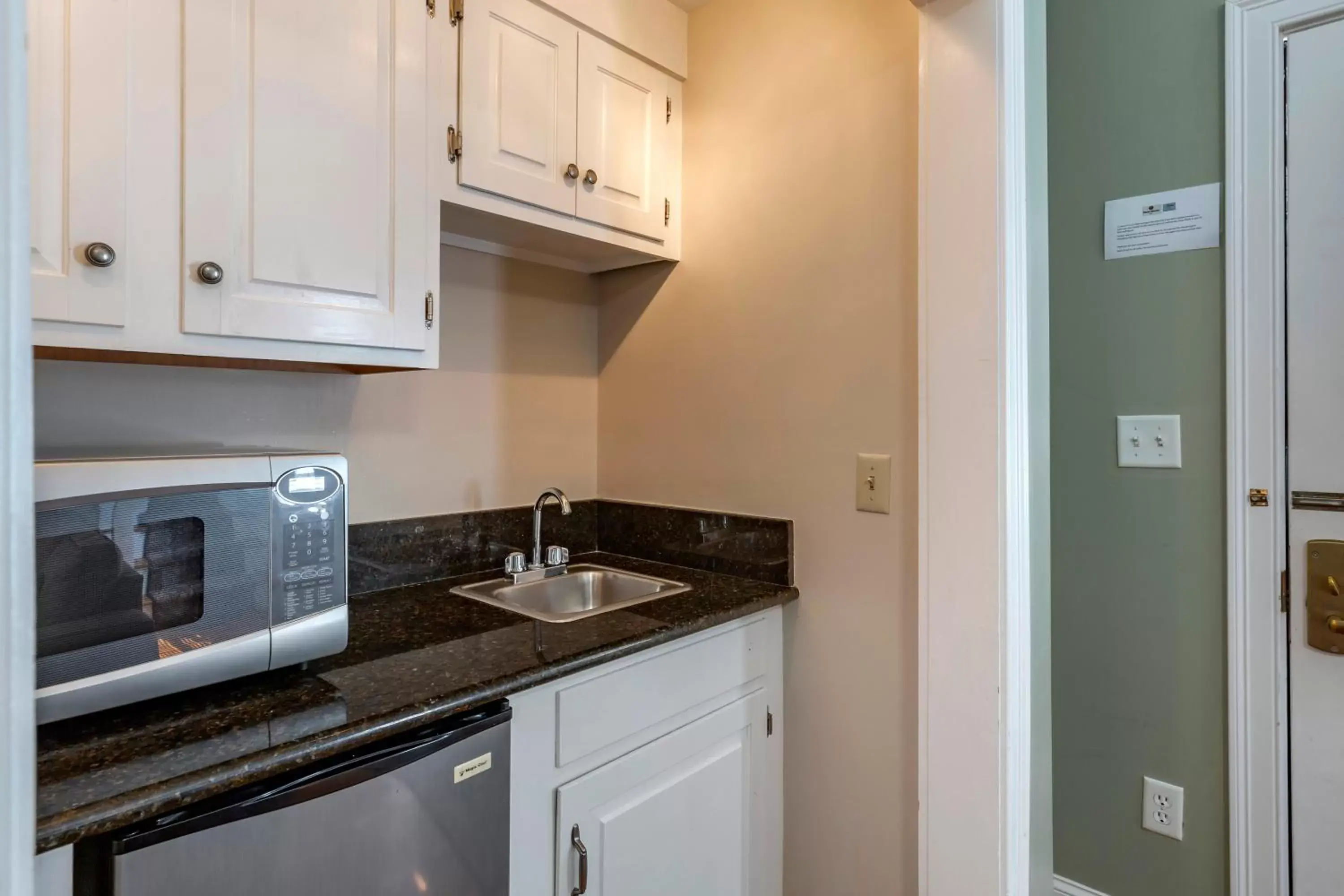 Kitchen or kitchenette, Kitchen/Kitchenette in Essex Street Inn & Suites, Ascend Hotel Collection