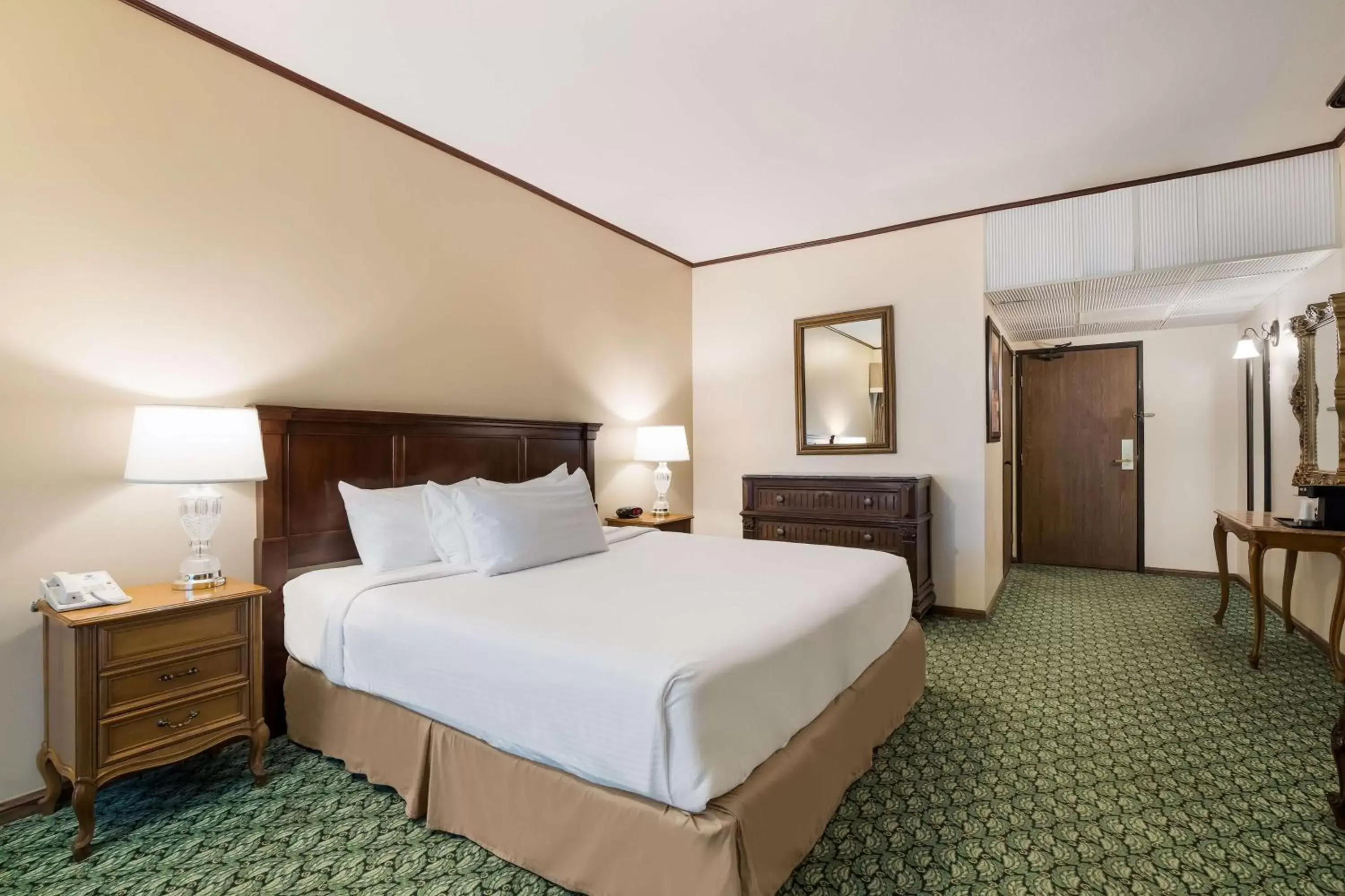 Bedroom, Bed in Best Western- Big Bear Chateau
