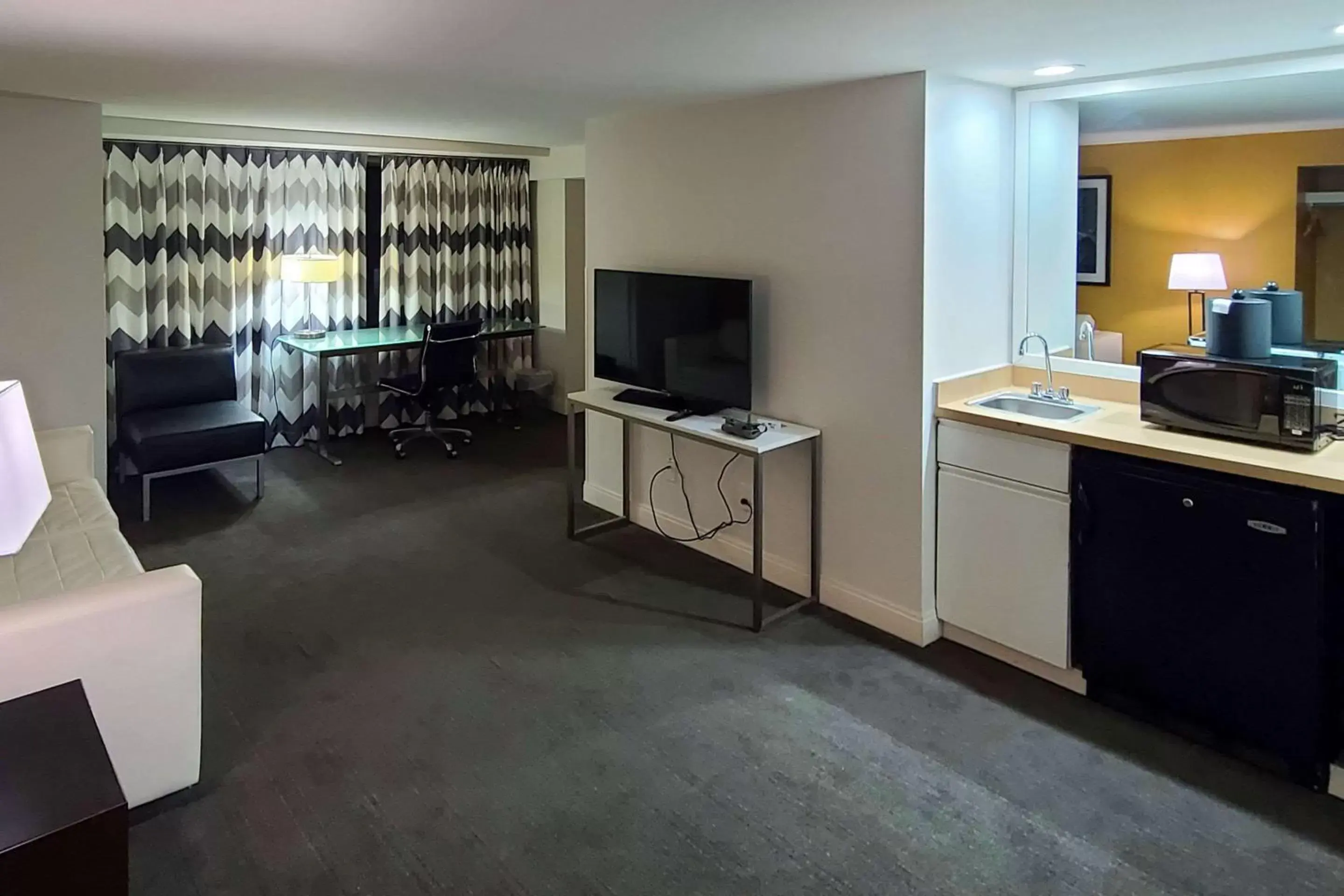 Photo of the whole room, TV/Entertainment Center in Comfort Inn & Suites Baltimore Inner Harbor