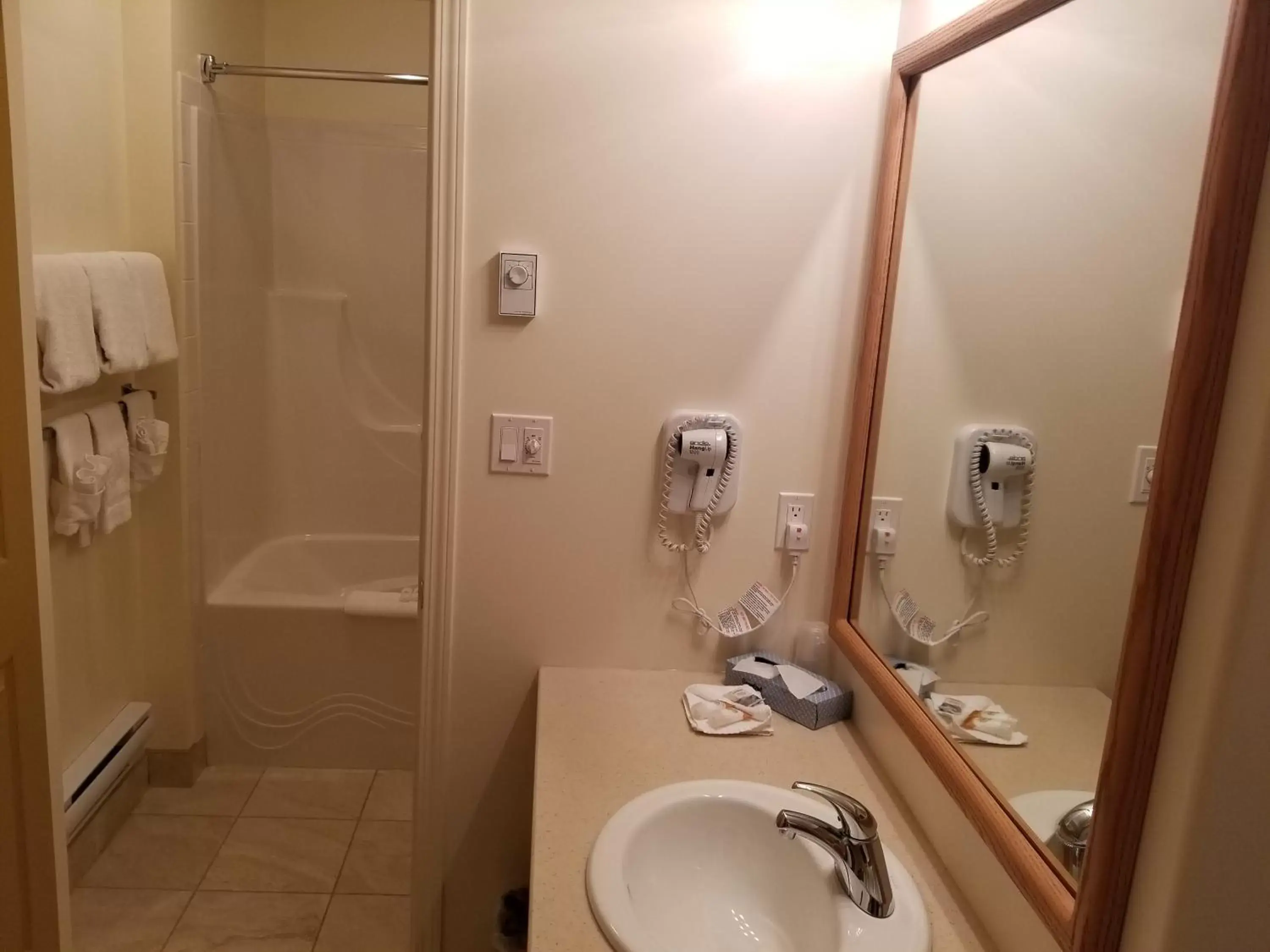 Shower, Bathroom in Western Budget Motel Ponoka