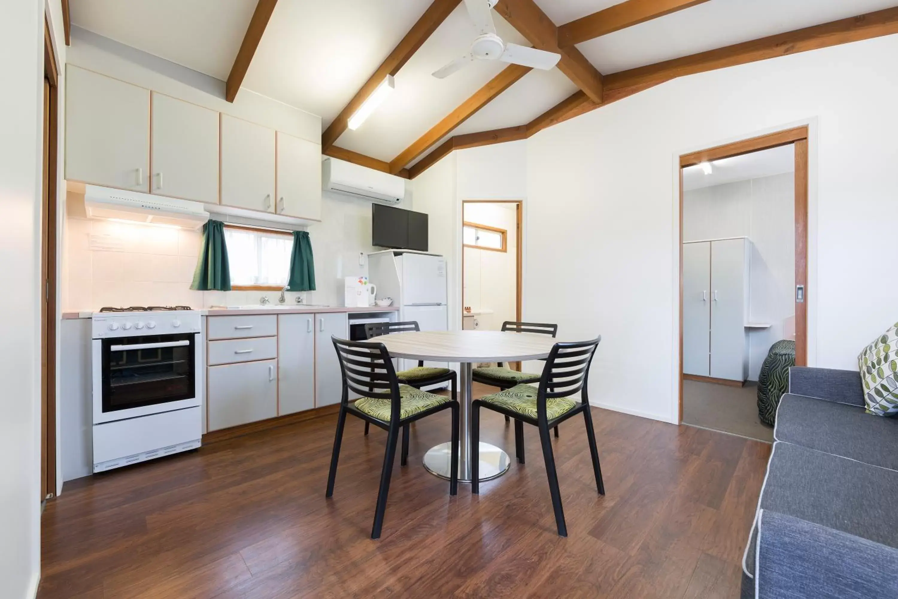 Living room, Dining Area in Alivio Tourist Park Canberra