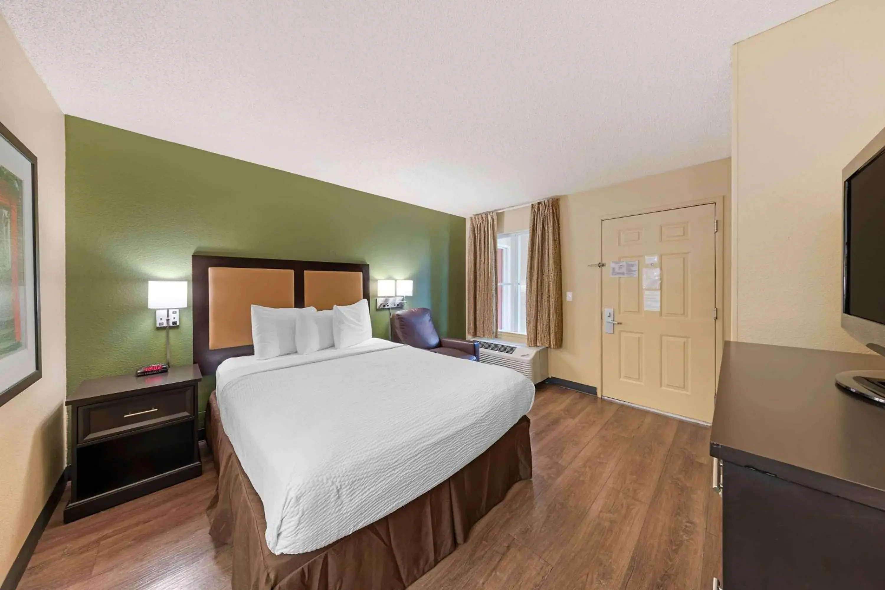 Bedroom, Bed in Extended Stay America Suites - Orange County - Brea