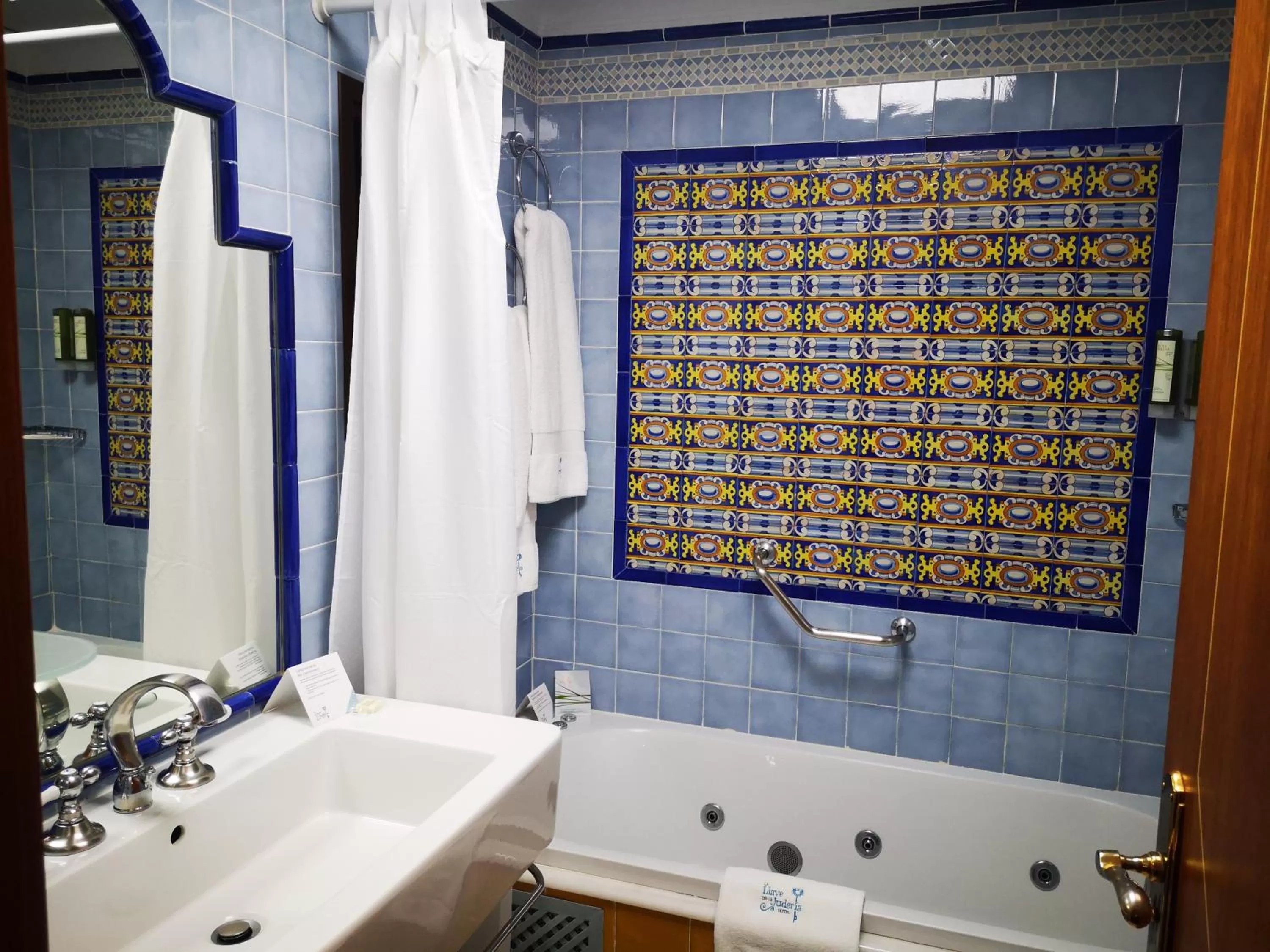 Hot Tub, Bathroom in La Llave de la Judería Hotel Boutique