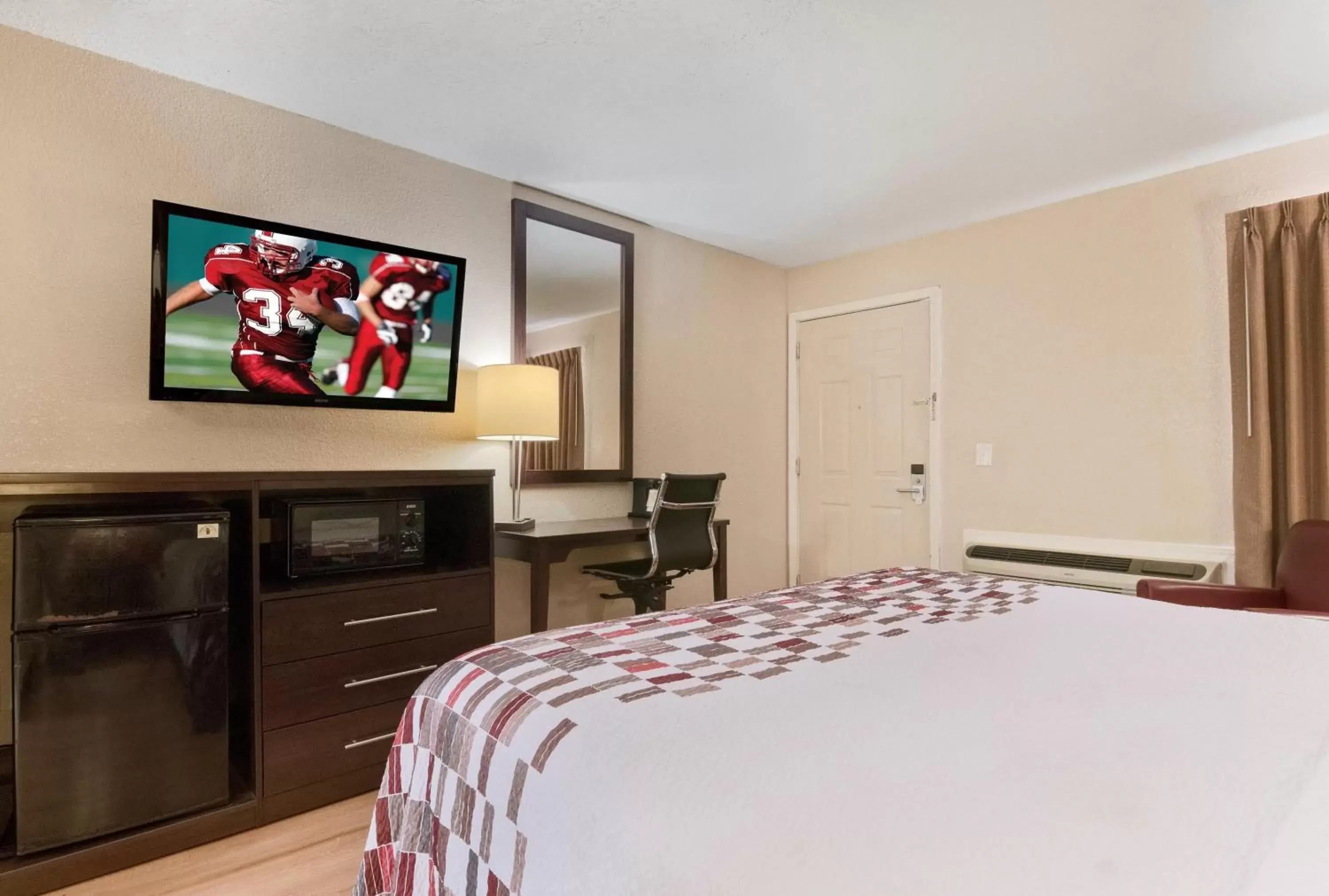 Photo of the whole room, Bed in Red Roof Inn Waco