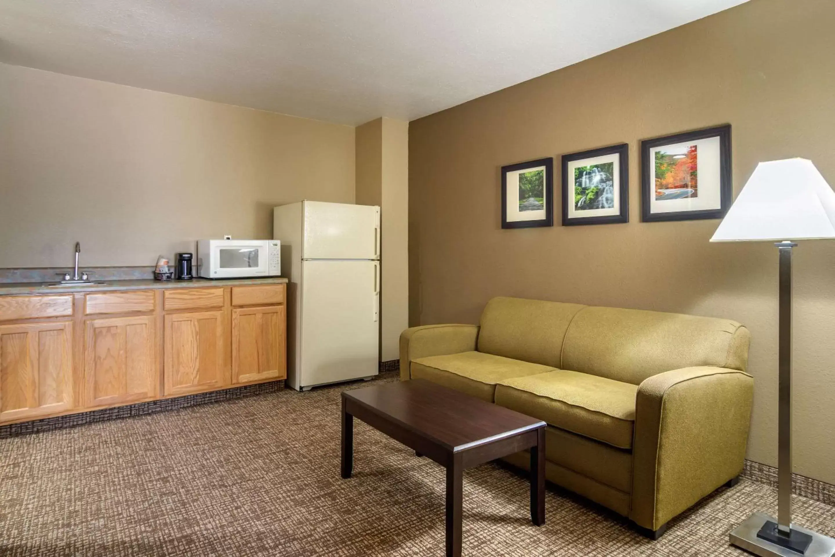 Photo of the whole room, Seating Area in Comfort Inn & Suites Perry National Fairgrounds Area