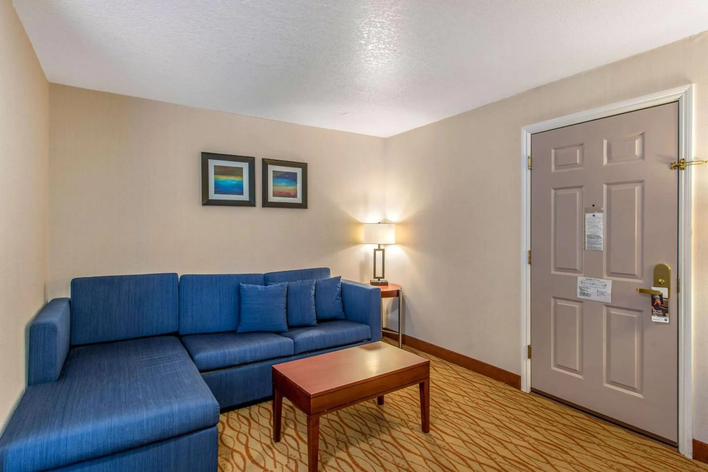 Photo of the whole room, Seating Area in Comfort Inn Mount Shasta Area