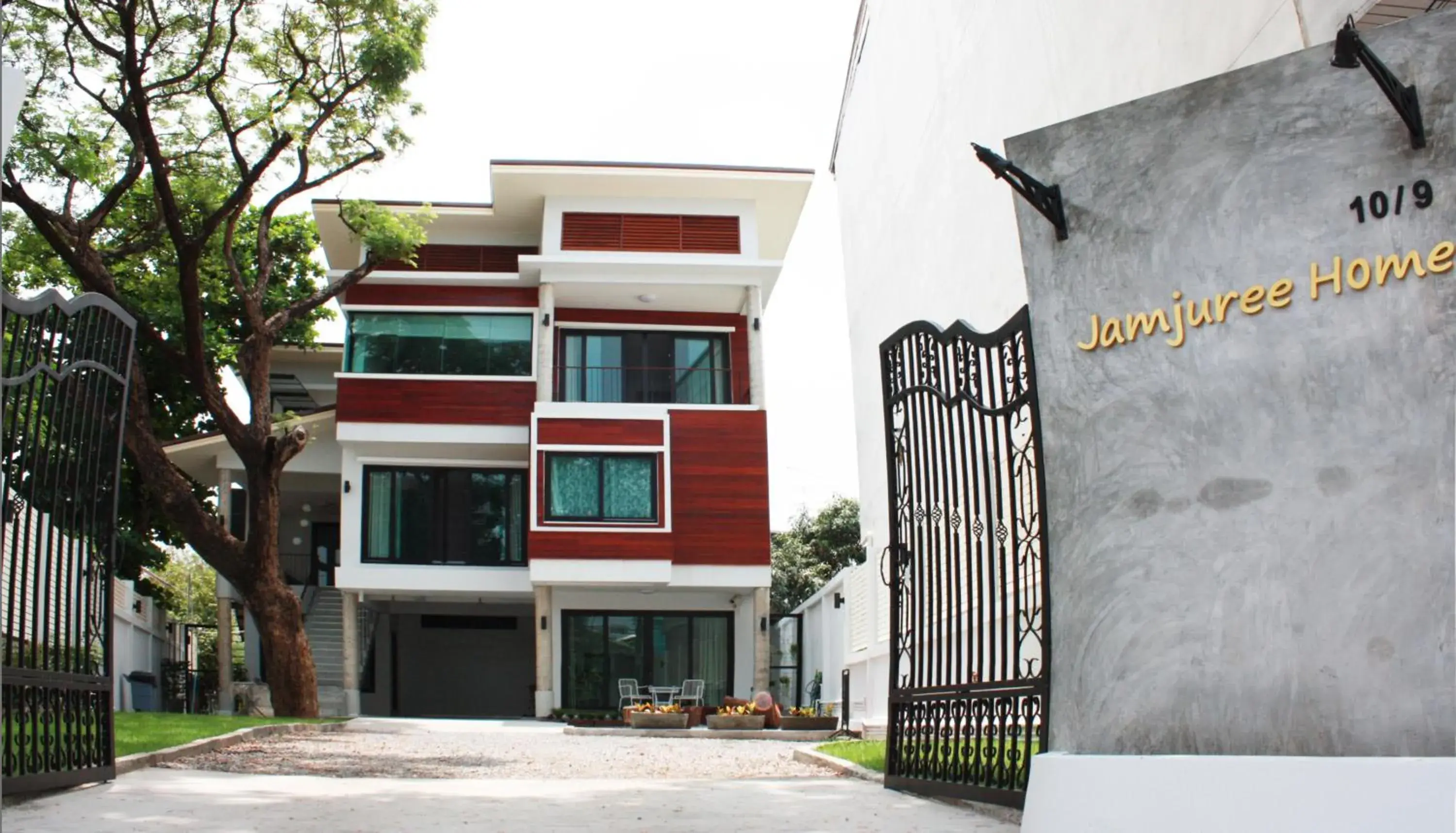 Facade/entrance, Property Building in Jamjuree Home