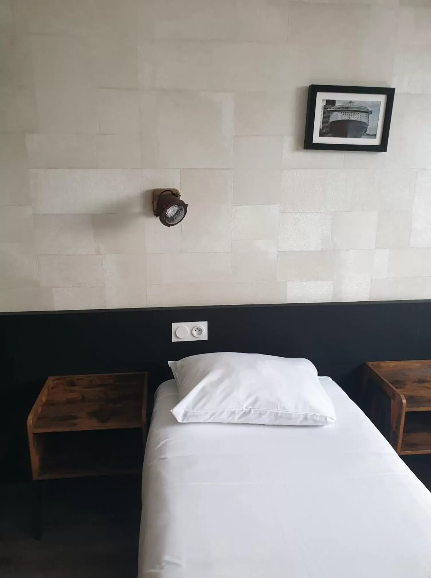 Bed in Brit Hotel Saint-Nazaire Centre