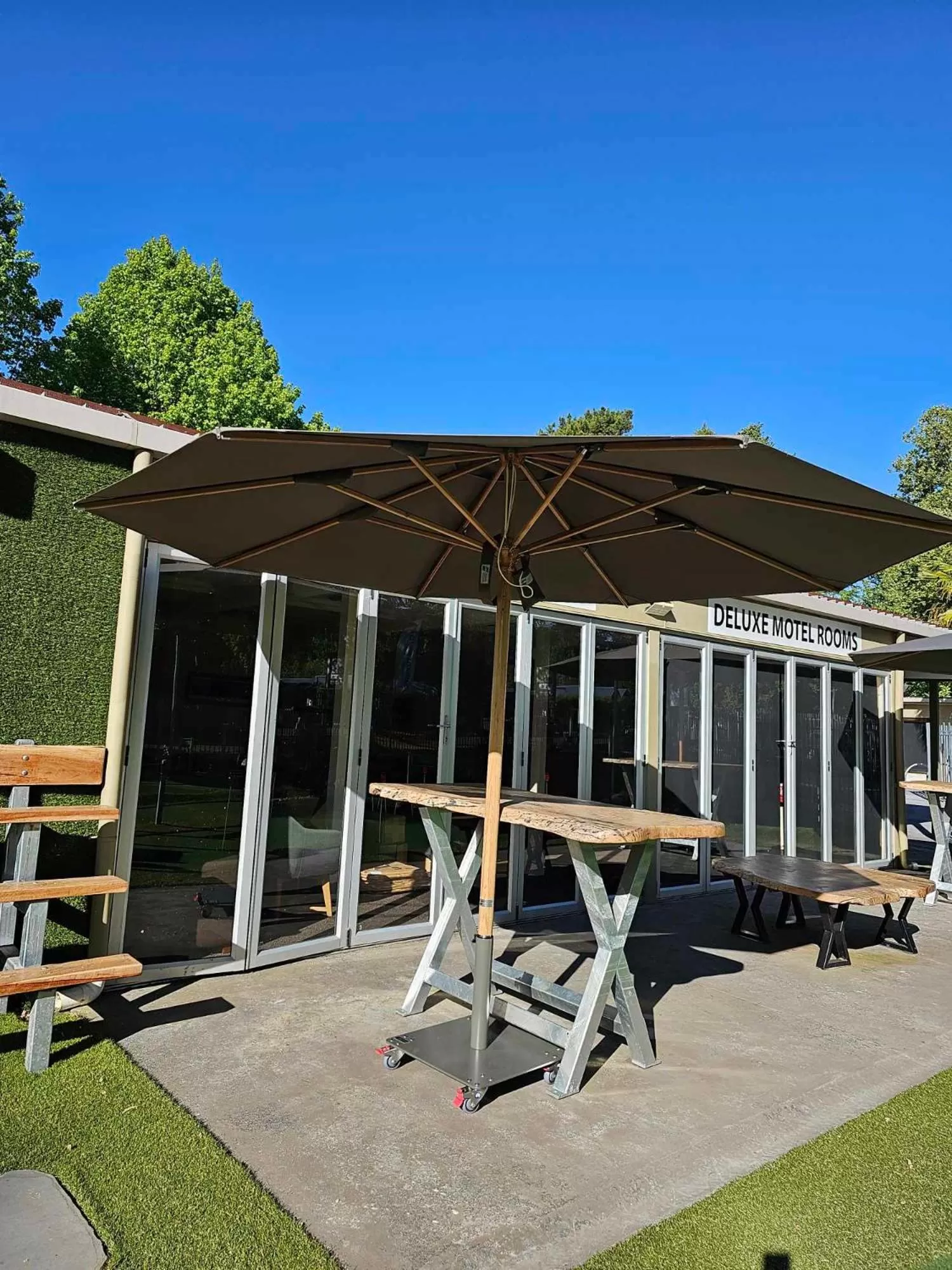 Minigolf in The Bright Motor Inn