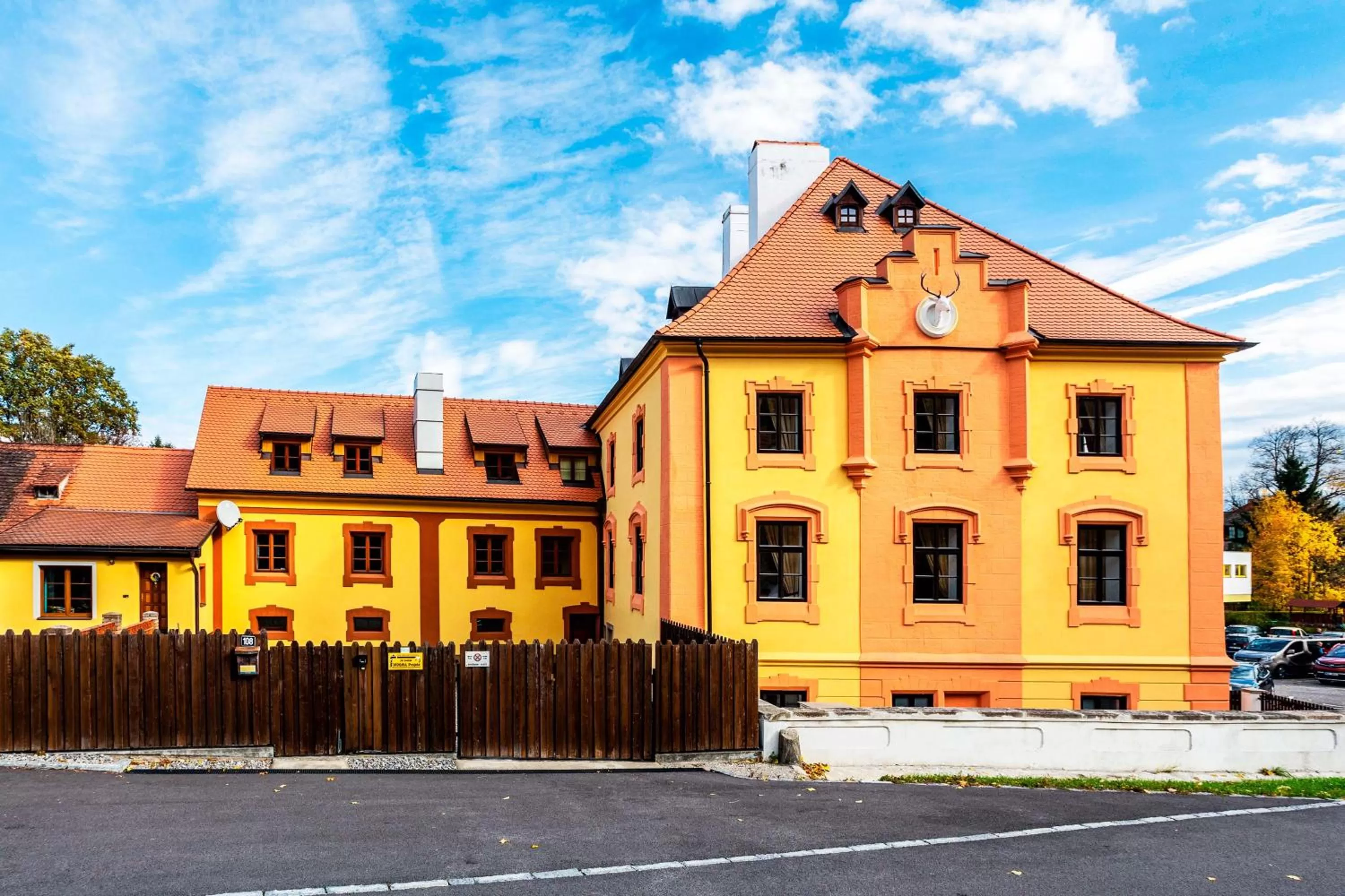 Property Building in Vila Lovců králových