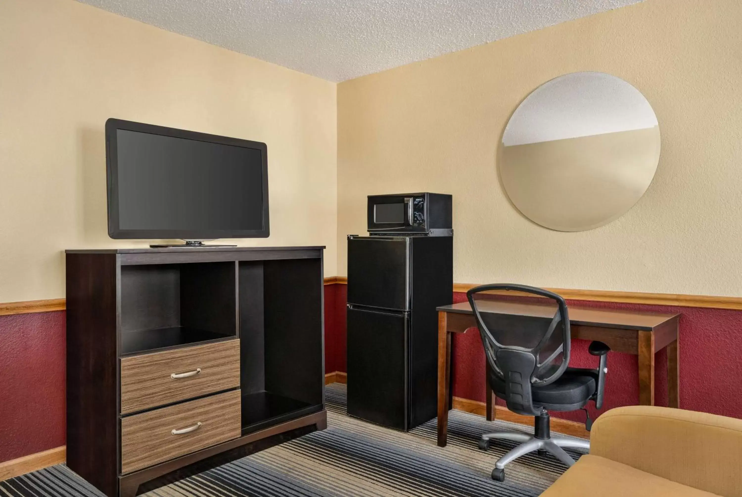 Bed, TV/Entertainment Center in Super 8 by Wyndham Maysville KY