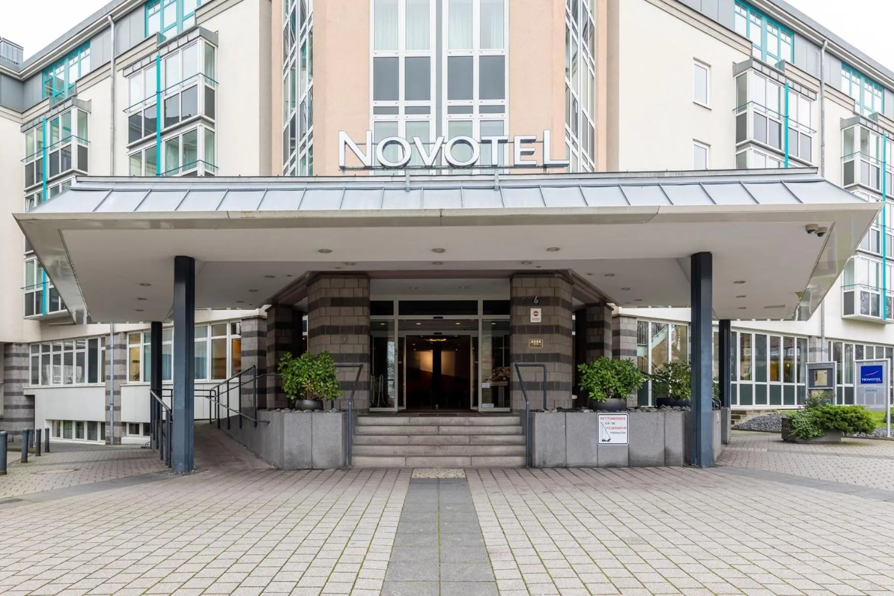 Facade/entrance in Novotel Mainz