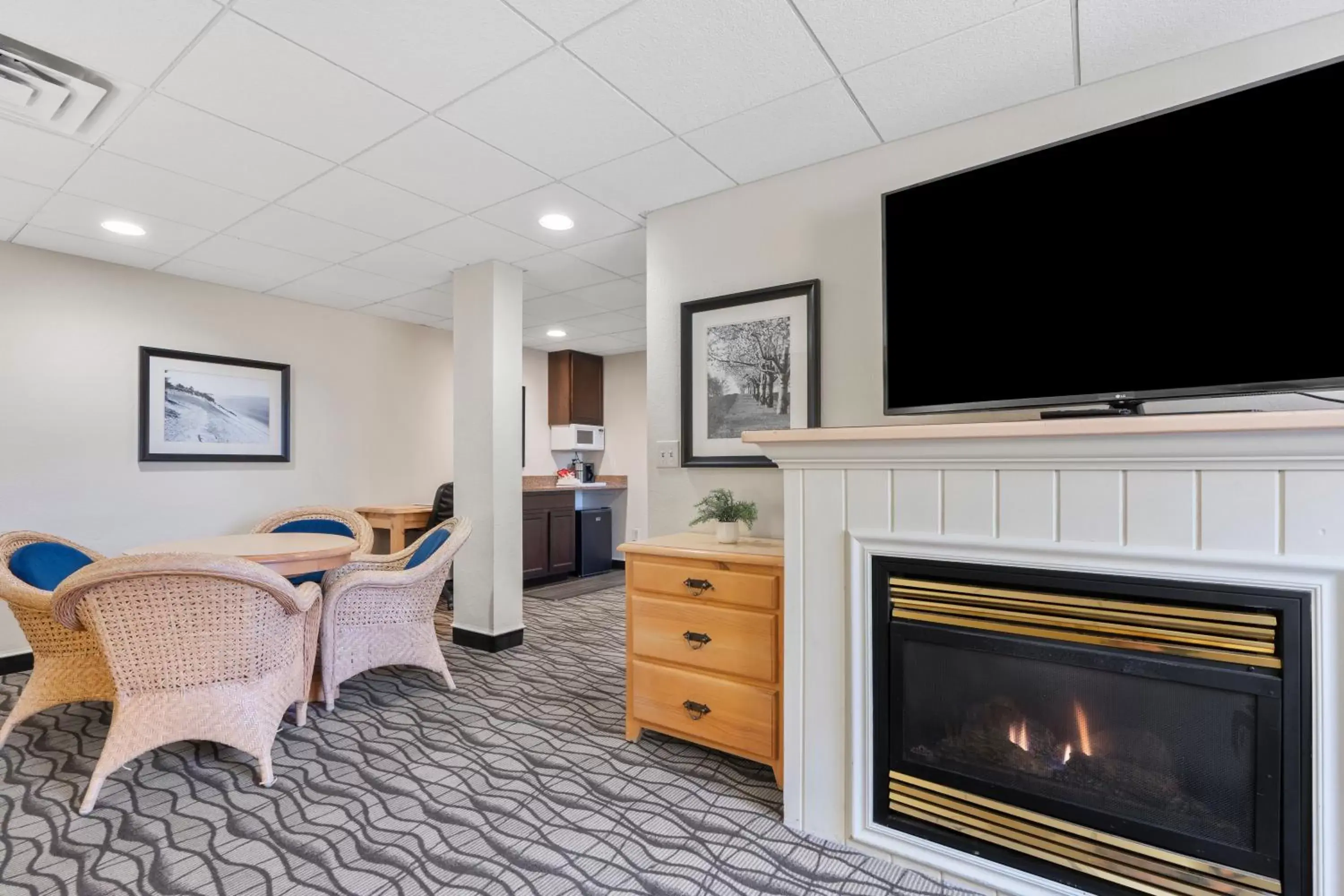 Dining area, TV/Entertainment Center in Cherry Tree Inn & Suites