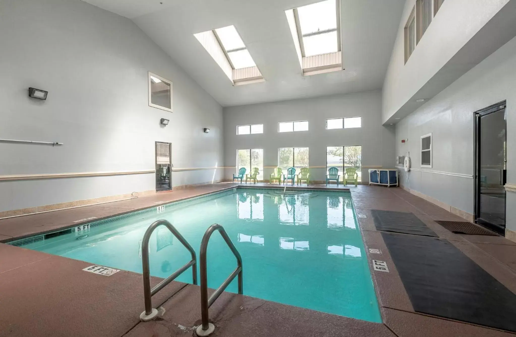Swimming Pool in Red Roof Inn & Suites Pensacola-NAS Corry