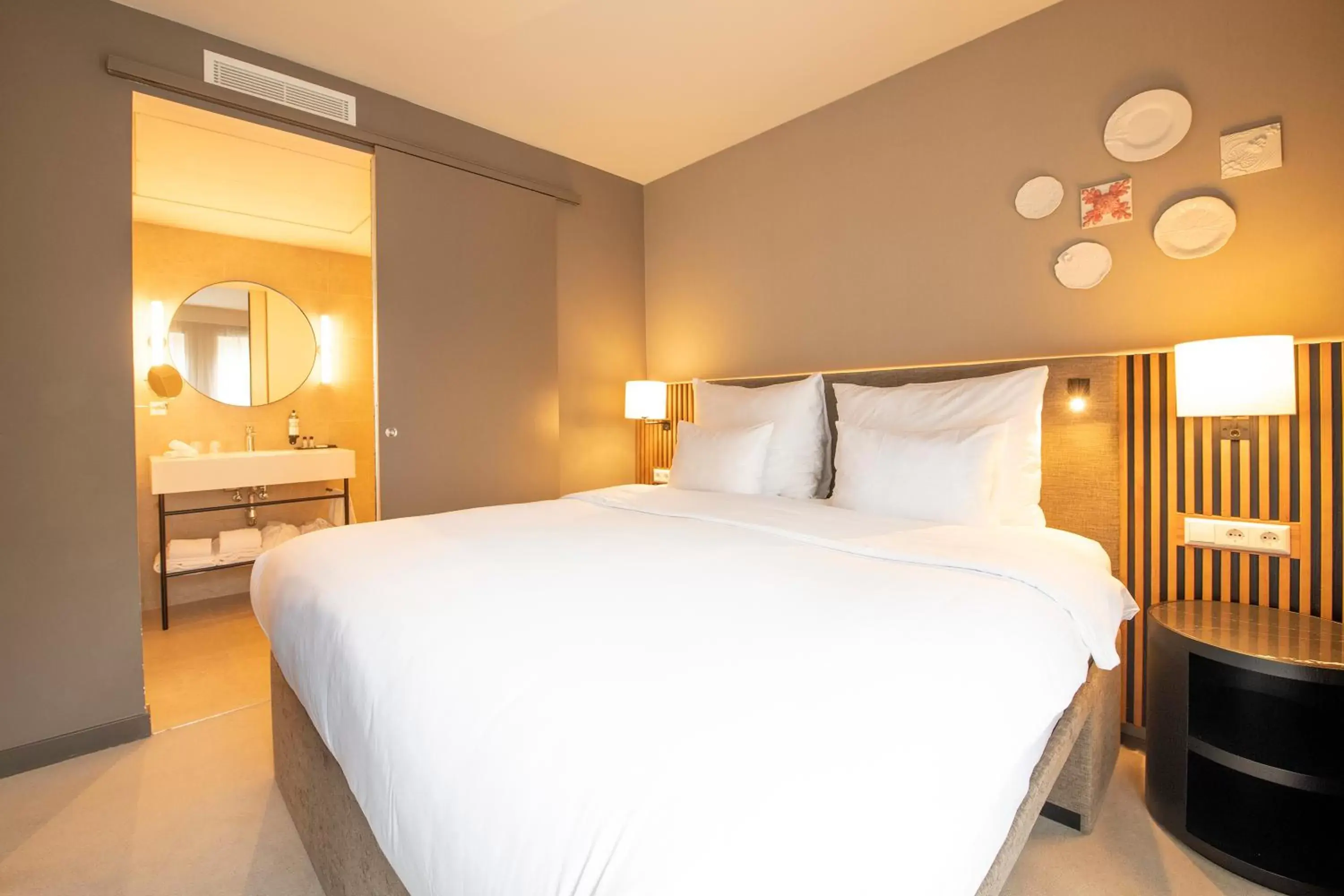 Photo of the whole room, Bed in Pestana Amsterdam Riverside