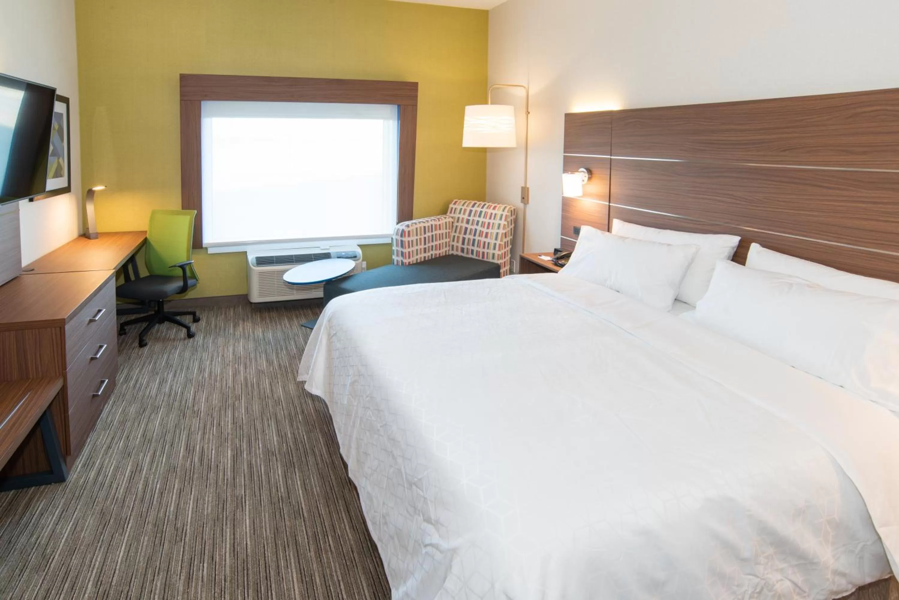 Photo of the whole room, Bed in Holiday Inn Express & Suites - North Battleford by IHG