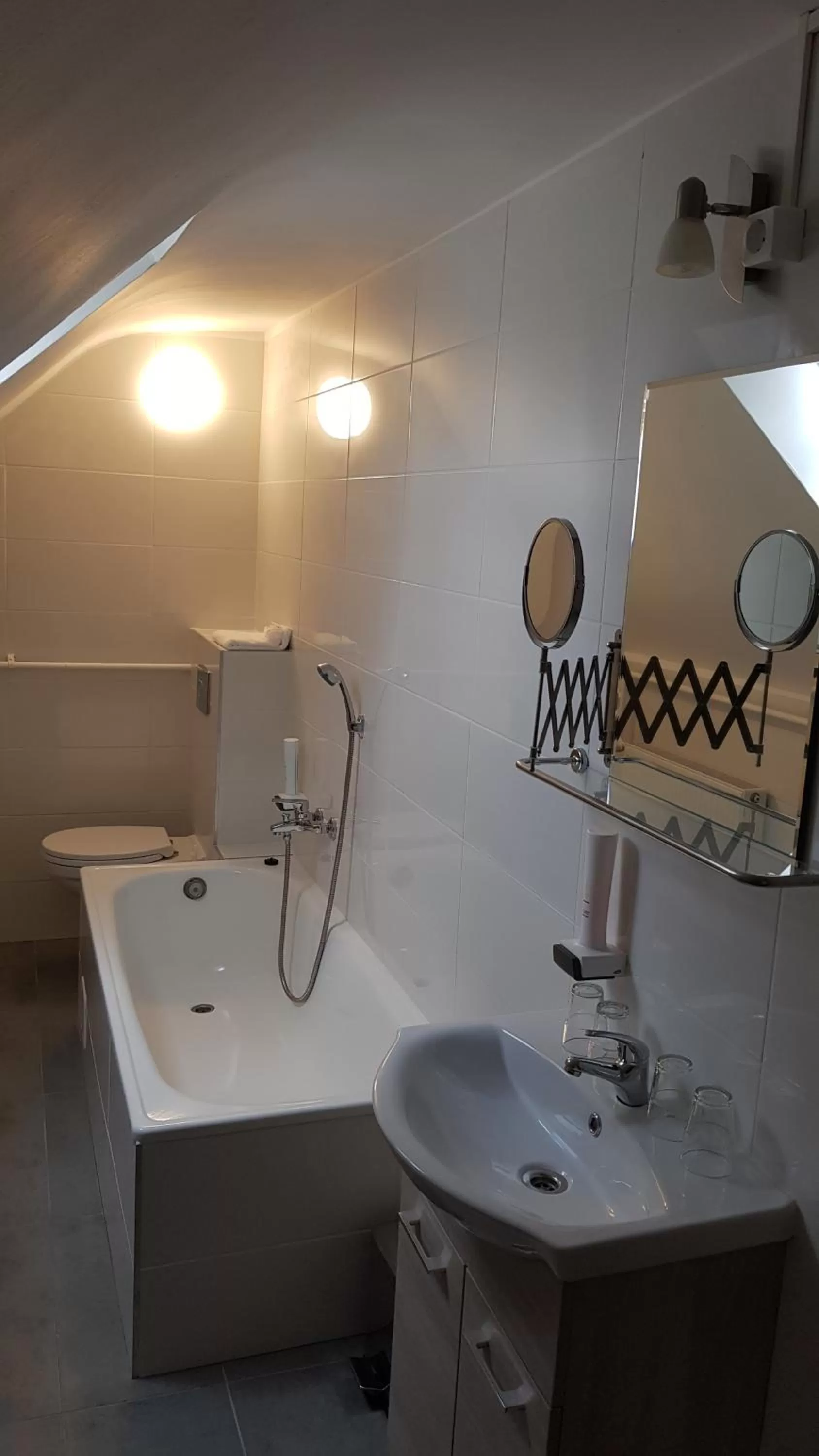 Bathroom in HBH Bajor Sörház, Étterem és Panzió