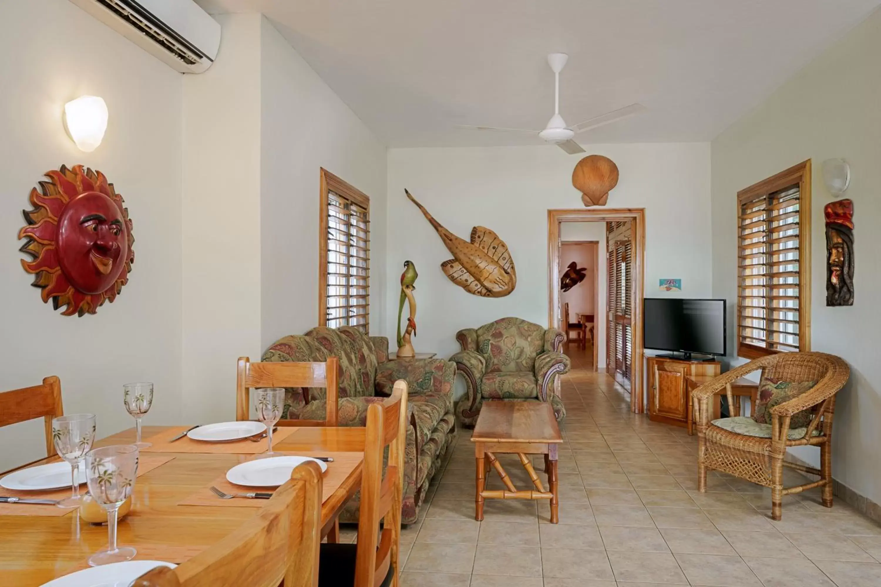 Living room, Restaurant/Places to Eat in Beach House Condos, Negril