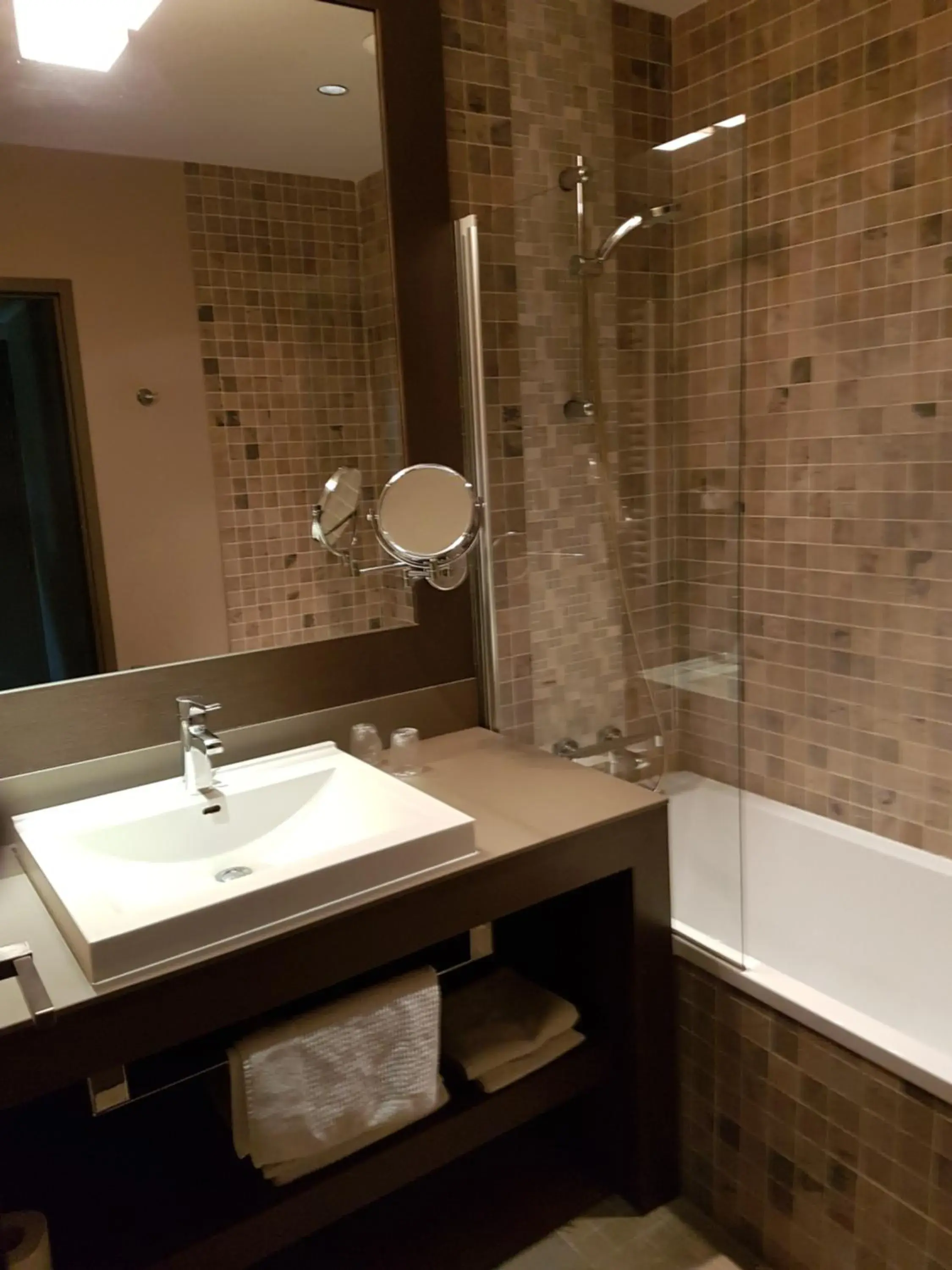 Bathroom in Logis Auberge Saint Simond