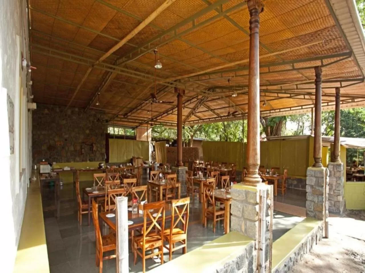 Restaurant/places to eat in Jungle Hut Resort