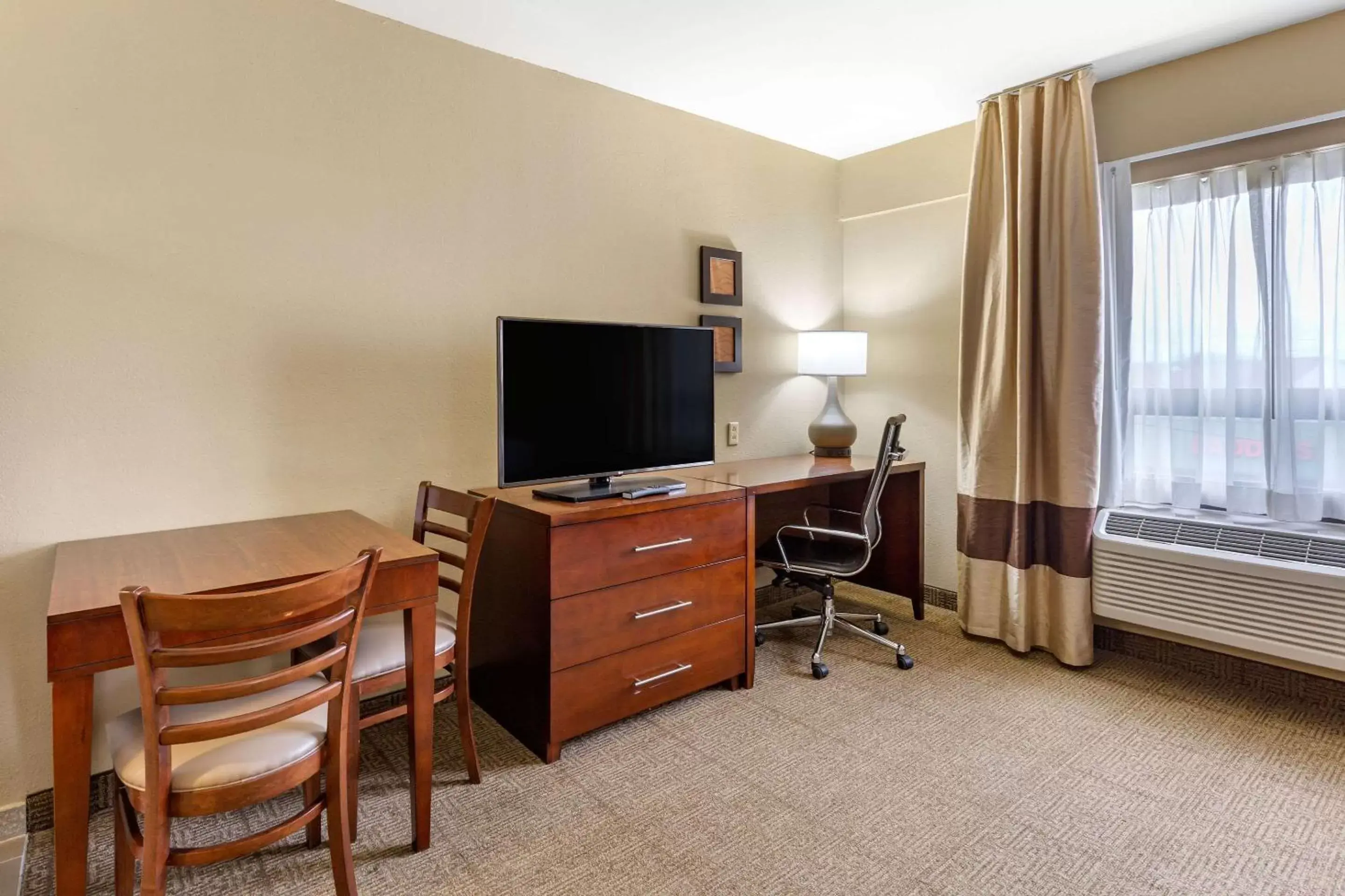 Bedroom, TV/Entertainment Center in Comfort Inn Martinsburg