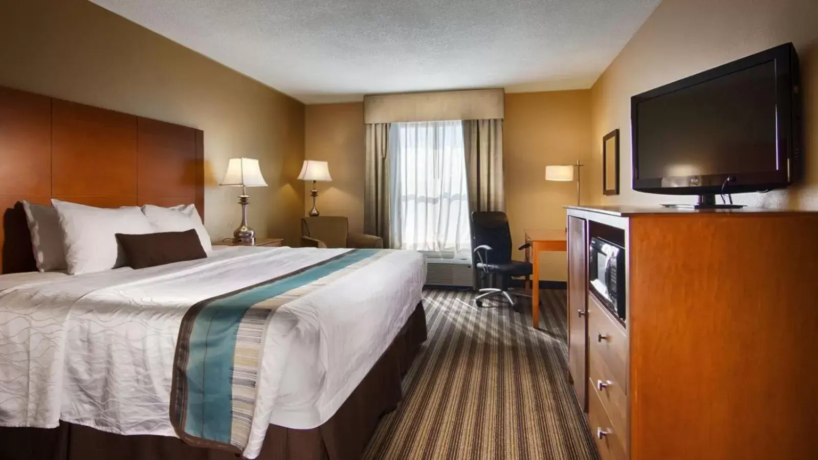 Photo of the whole room, Bed in Best Western Plus Seawall Inn & Suites by the Beach