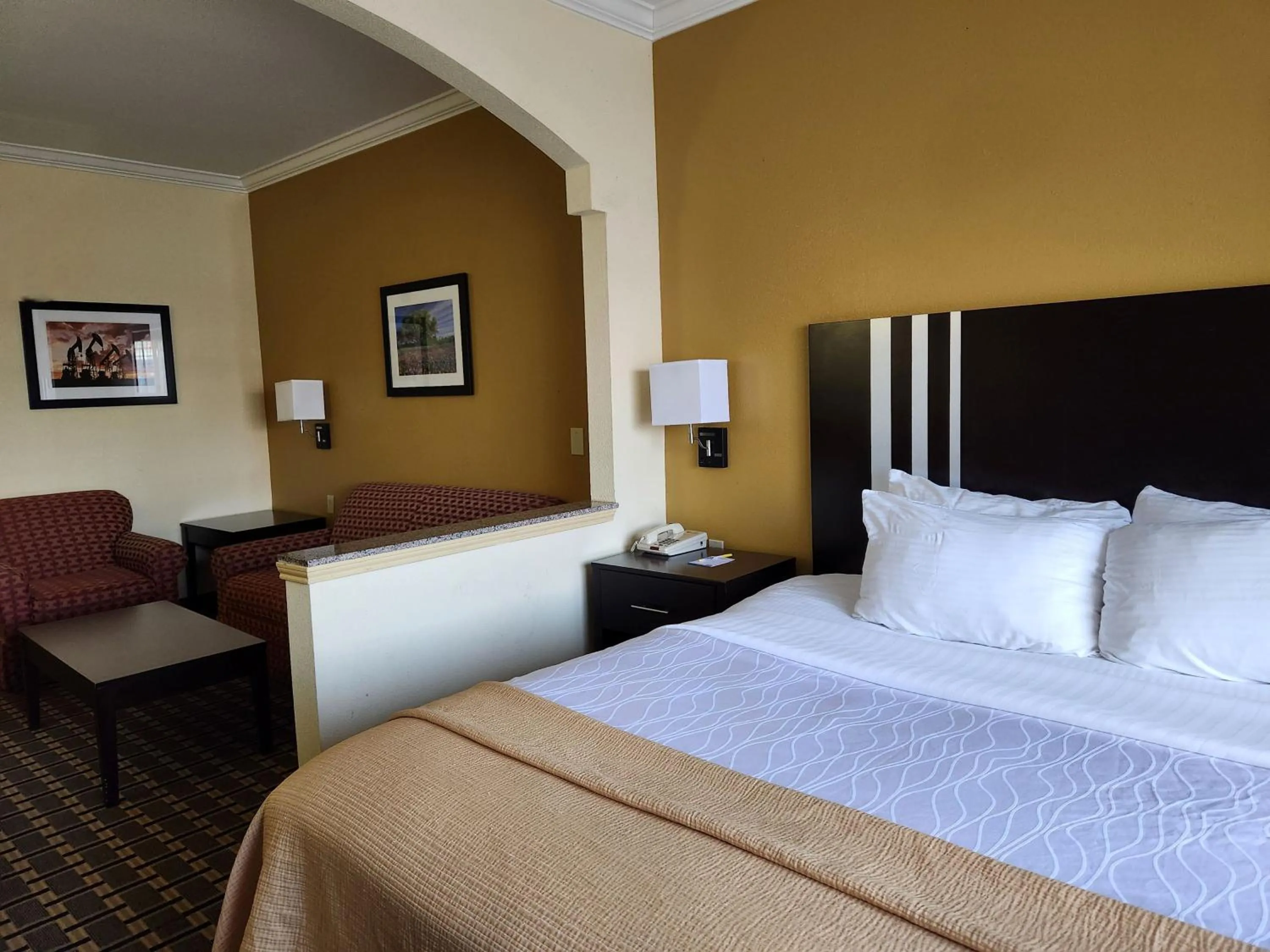 Bedroom, Bed in Days Inn & Suites by Wyndham Sam Houston Tollway