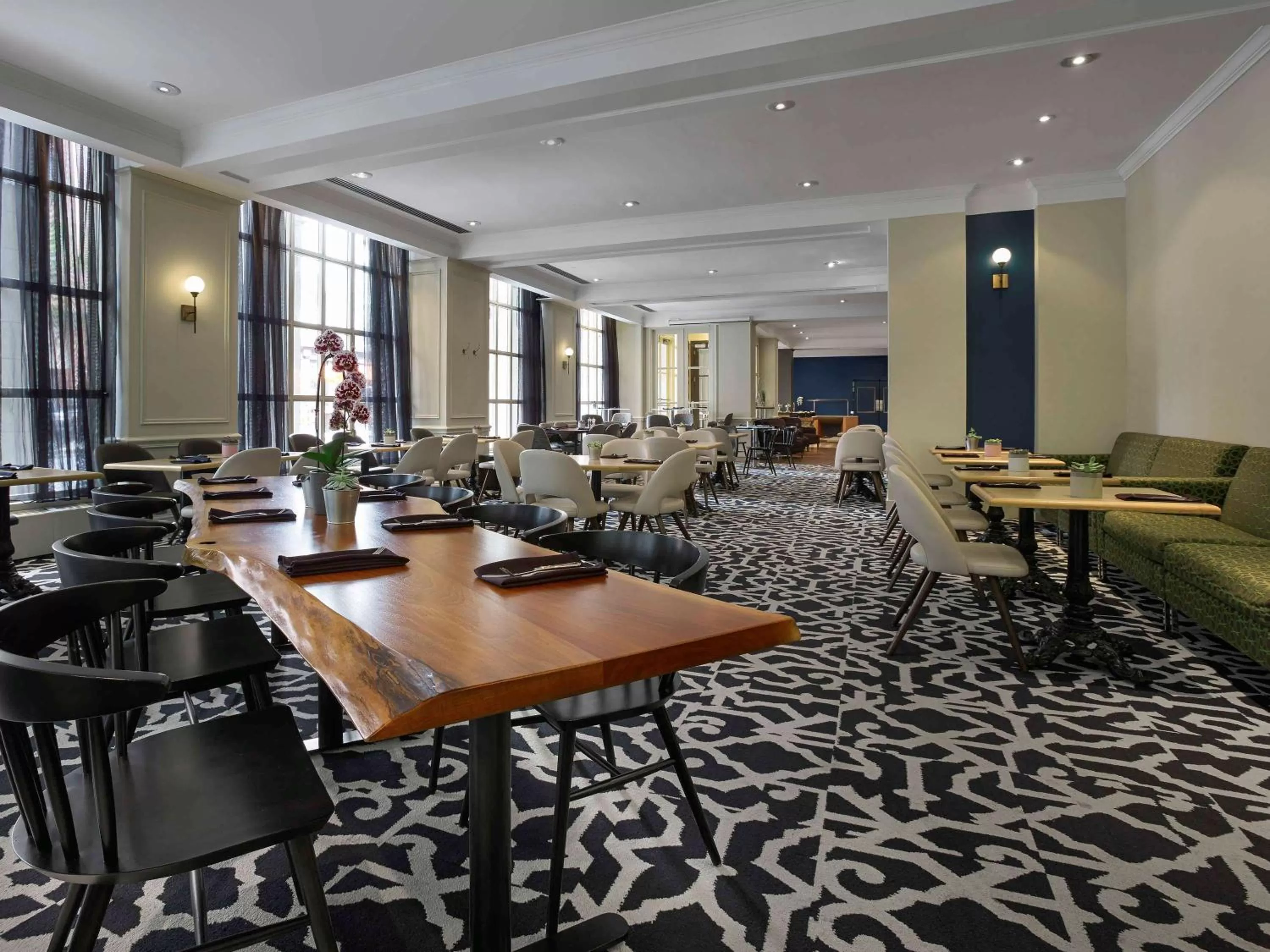 Restaurant/places to eat in The Novotel Toronto Centre