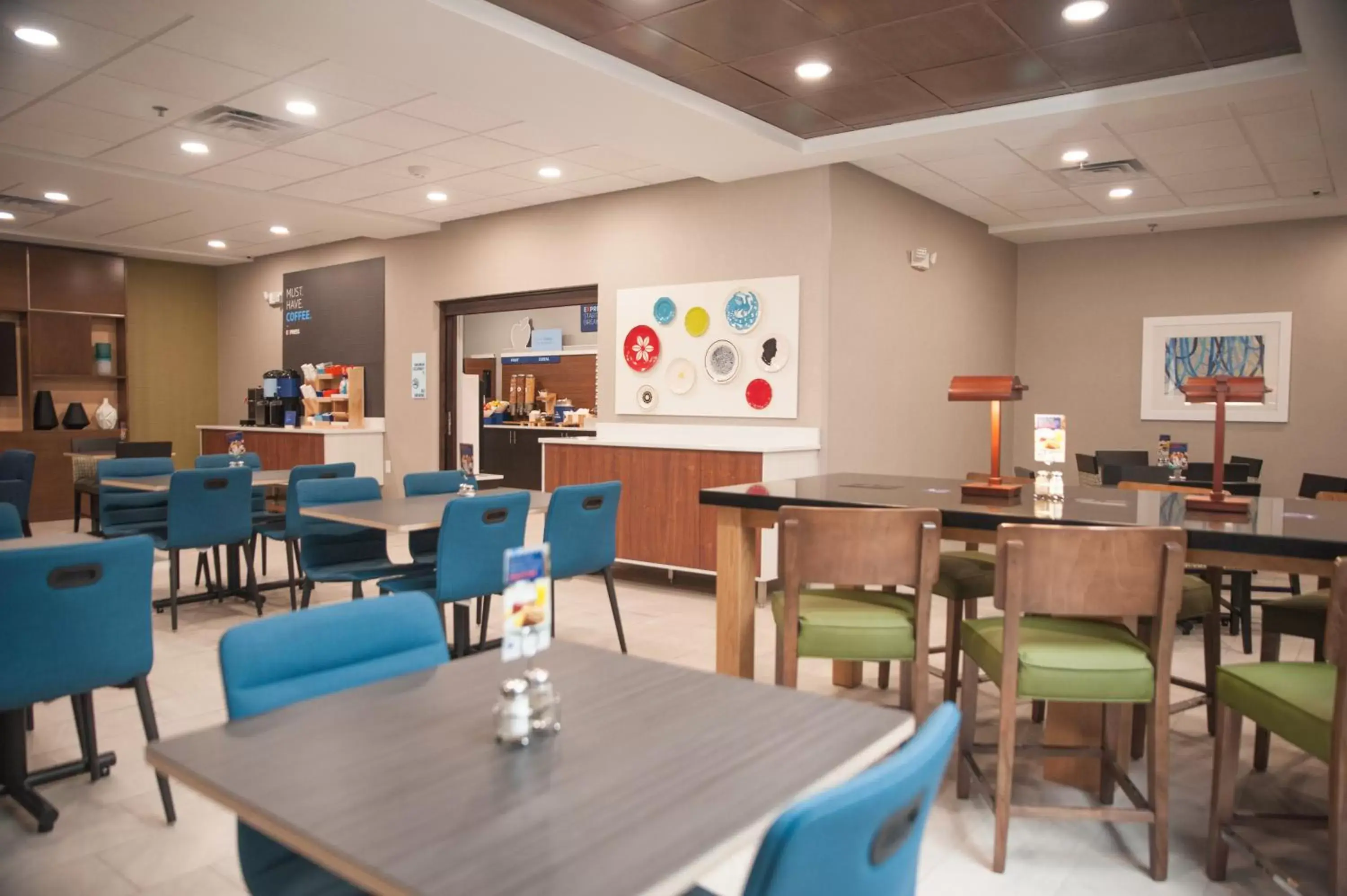 Restaurant/Places to Eat in Holiday Inn Express Hotel & Suites Norfolk, an IHG Hotel