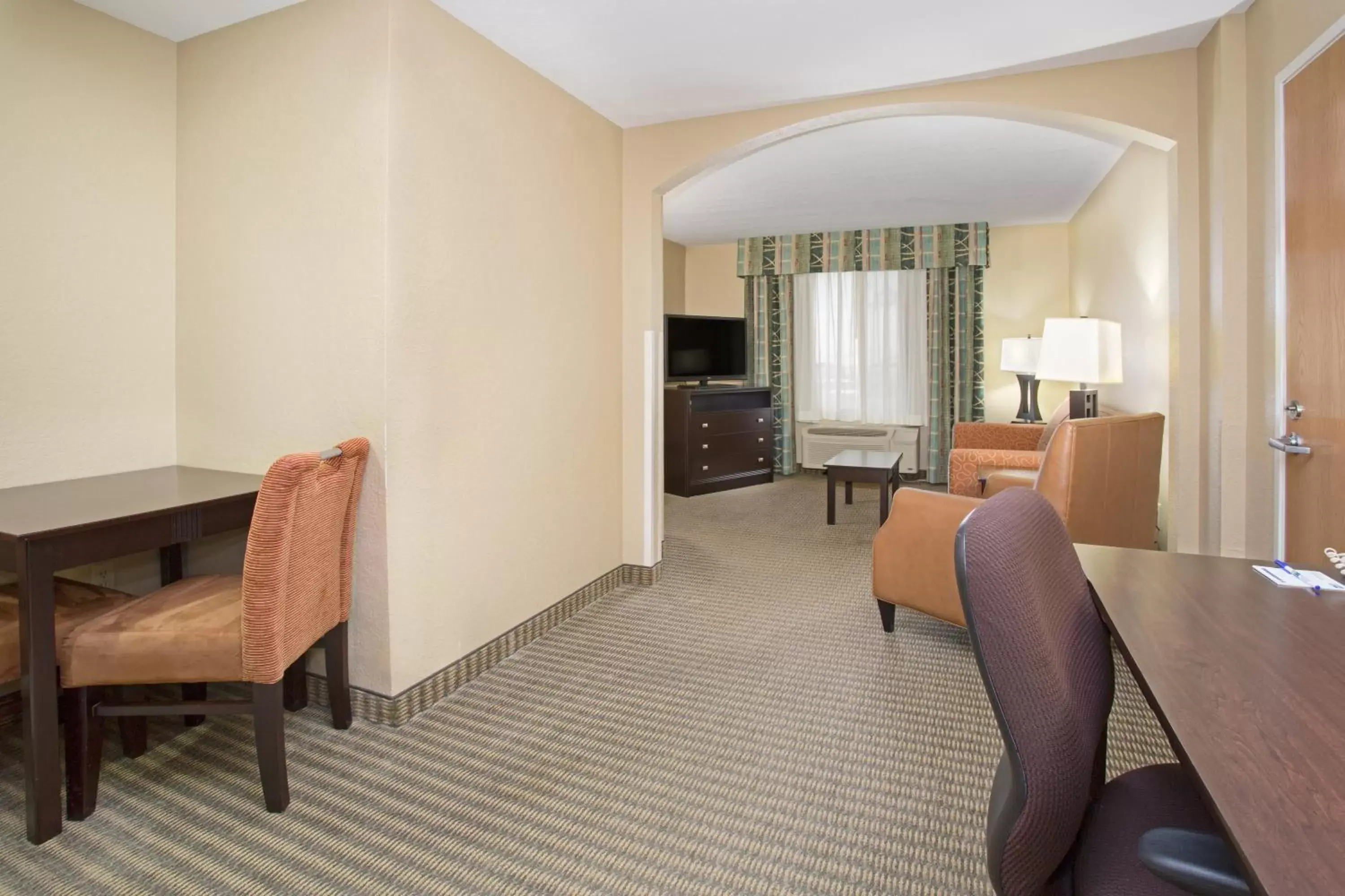 Photo of the whole room, Seating Area in Holiday Inn Express Hotel & Suites Lexington, an IHG Hotel