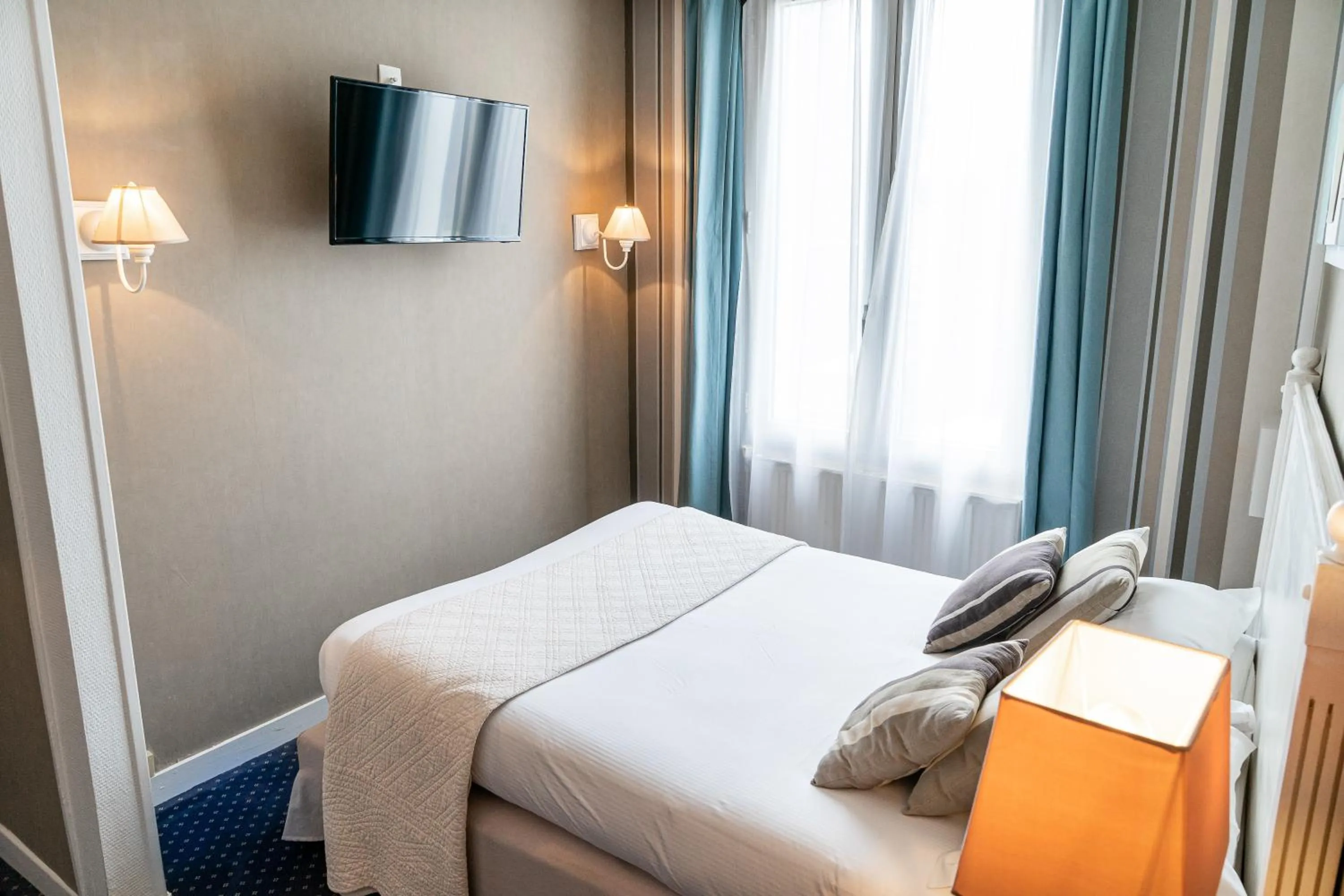 Bed in Cit'Hotel Normandy Hotel Pornichet La Baule