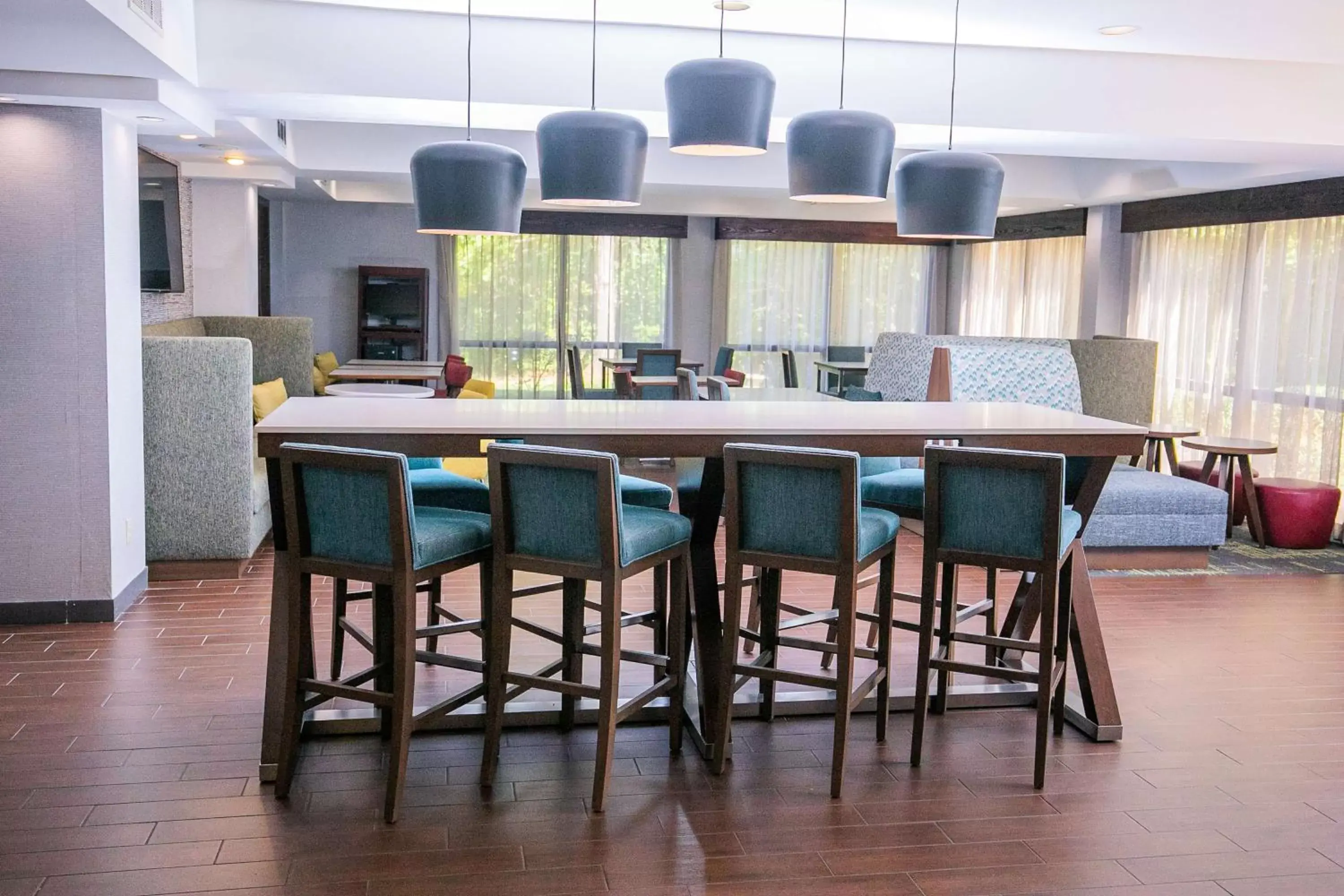 Dining area in Hampton Inn Pickwick Dam-At Shiloh Falls