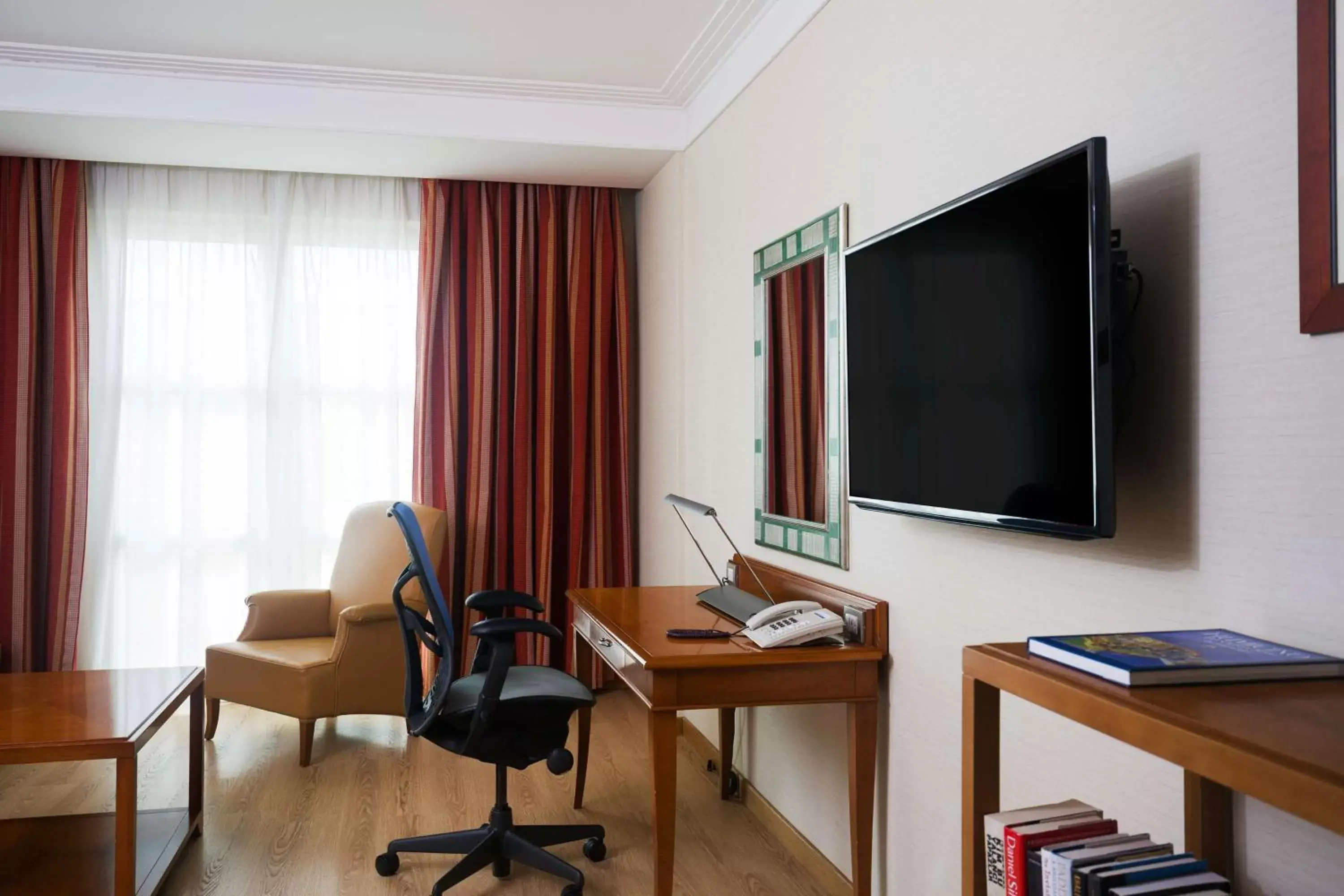 Bedroom, TV/Entertainment Center in Hilton Rome Airport