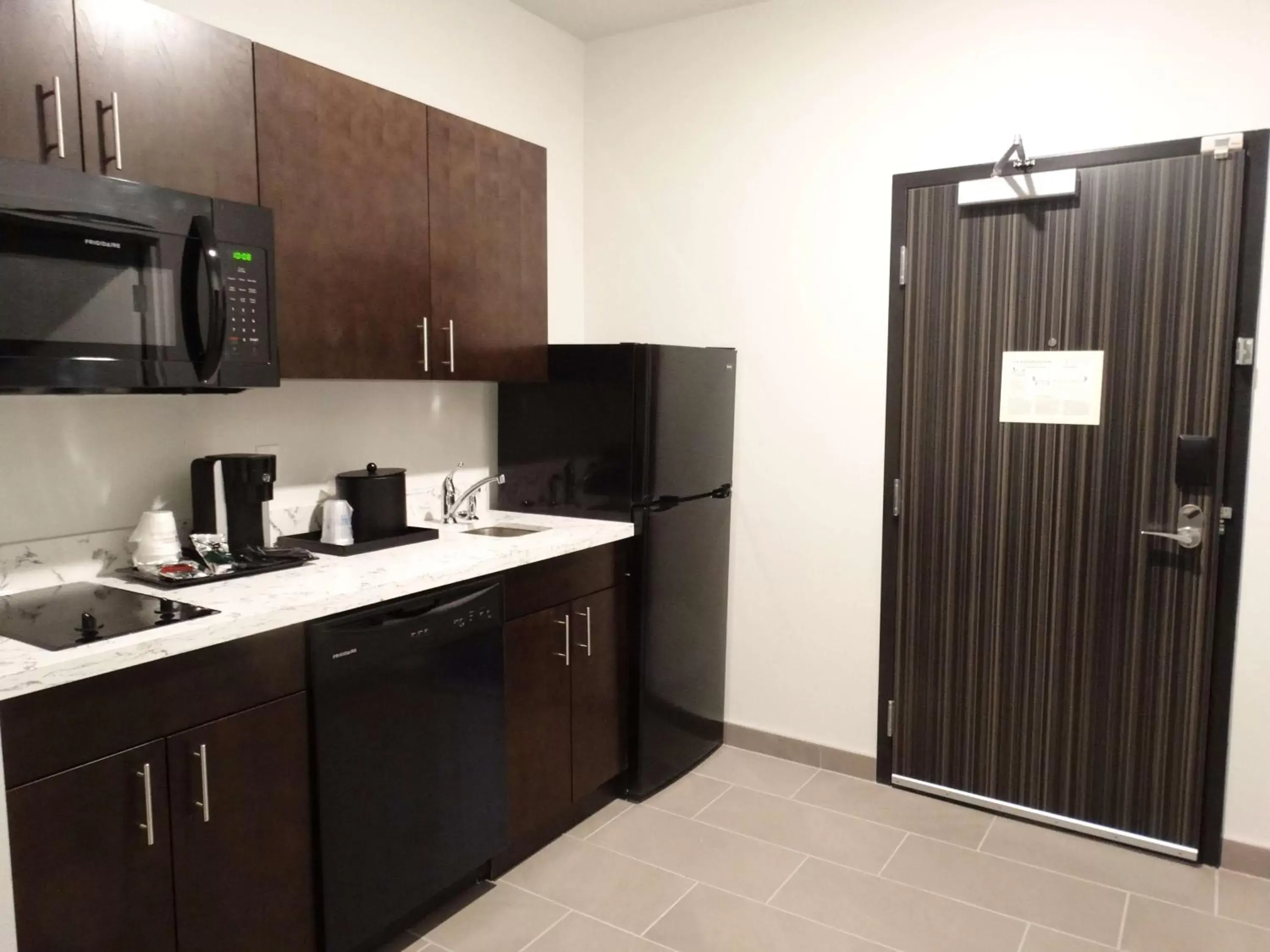 Photo of the whole room, Kitchen/Kitchenette in Best Western Plus New Richmond Inn & Suites