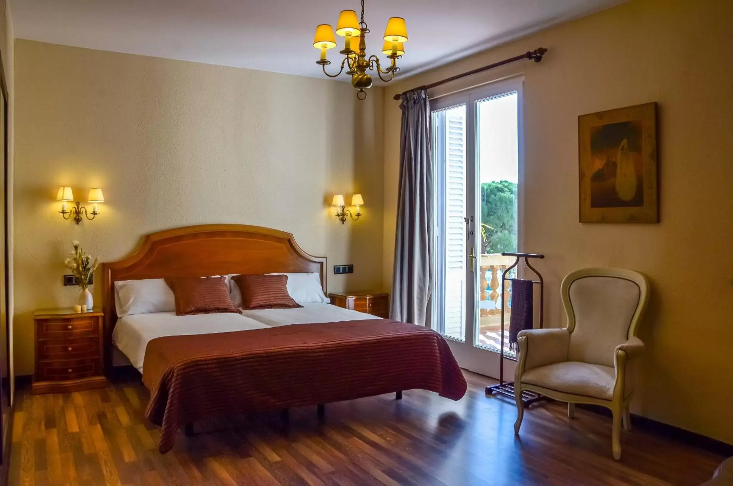 Bed in Hotel Roger de Flor by Seleqtta